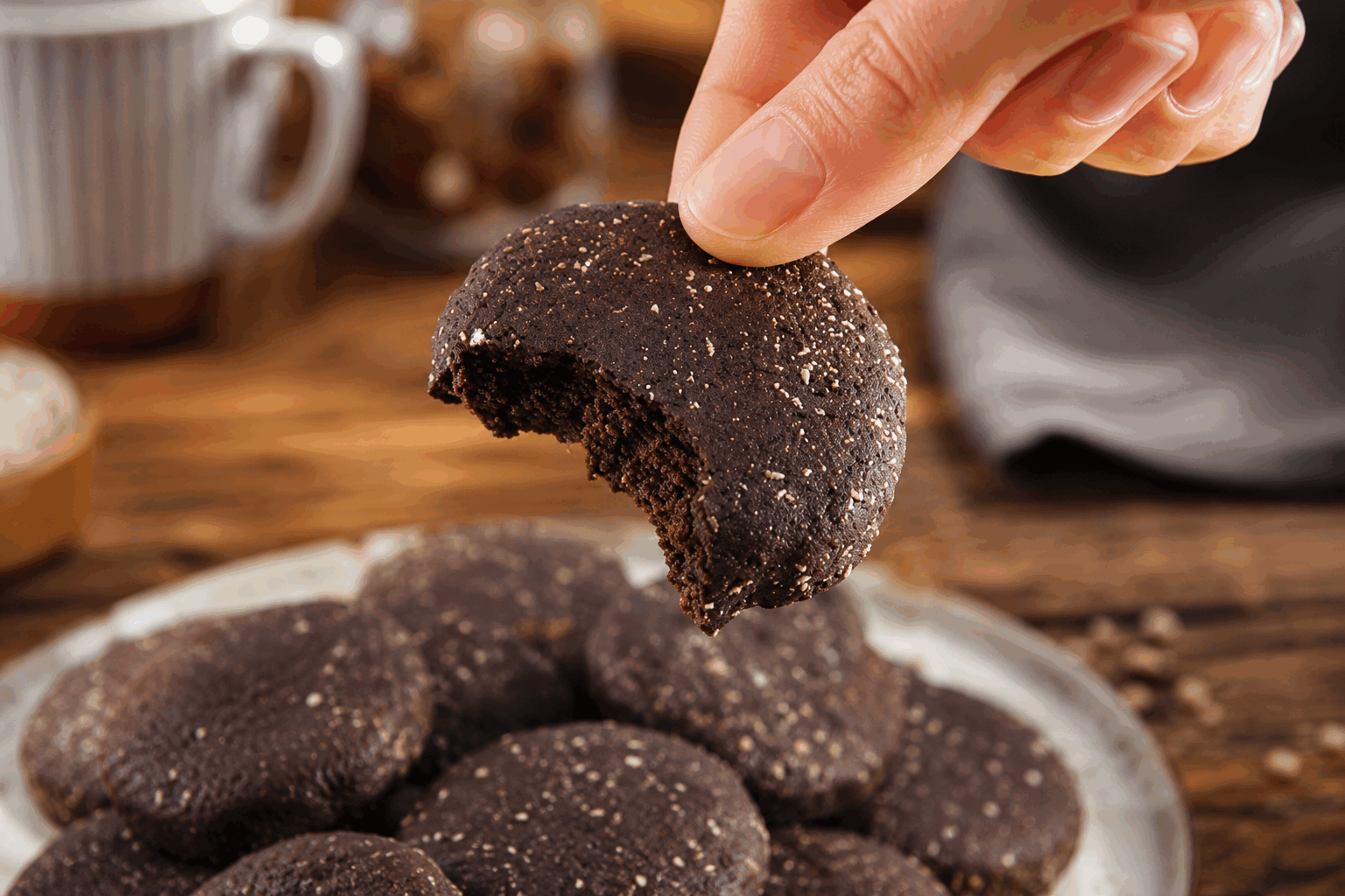 Seulement 3 ingrédients pour des cookies sans cuisson et sans gluten qui fondent en bouche ✨ Description Ces cookies sans cuisson sont ultra simples à réaliser avec seulement trois ingrédients. Leur texture fondante et leur goût naturellement sucré en font une gourmandise légère, idéale pour les personnes intolérantes au gluten. Parfaits pour une pause gourmande rapide ou un goûter sain. Informations Temps de préparation : 10 minutes Temps de cuisson : 0 minutes Nombre de portions : 12 pièces Difficulté : Facile Ingrédients Pour la base des cookies 150 g de dattes dénoyautées 100 g de flocons d'avoine sans gluten 50 g de noix de coco râpée Préparation Mixez les dattes dans un robot jusqu’à obtenir une pâte collante. Ajoutez les flocons d’avoine sans gluten et la noix de coco râpée. Mixez à nouveau brièvement pour bien mélanger sans réduire en poudre fine. Formez des petites boules avec vos mains, puis aplatissez-les légèrement pour obtenir la forme de cookies. Placez les cookies sur une assiette ou une plaque recouverte de papier cuisson. Réfrigérez pendant au moins 30 minutes afin de raffermir la texture. Astuces Utilisez des dattes bien moelleuses pour faciliter le mixage et obtenir une pâte homogène. Si la pâte est trop sèche, ajoutez une petite cuillère à soupe d’eau ou de lait végétal pour aider à lier. Conservez les cookies au frais dans une boîte hermétique pour préserver leur fondant. Pour varier les saveurs, vous pouvez ajouter une pincée de vanille ou de cannelle dans la pâte. Service Servez ces cookies sans cuisson en accompagnement d’une tisane ou d’un café. Ils sont parfaits pour un goûter gourmand, sain et rapide, à partager entre amis ou en famille.