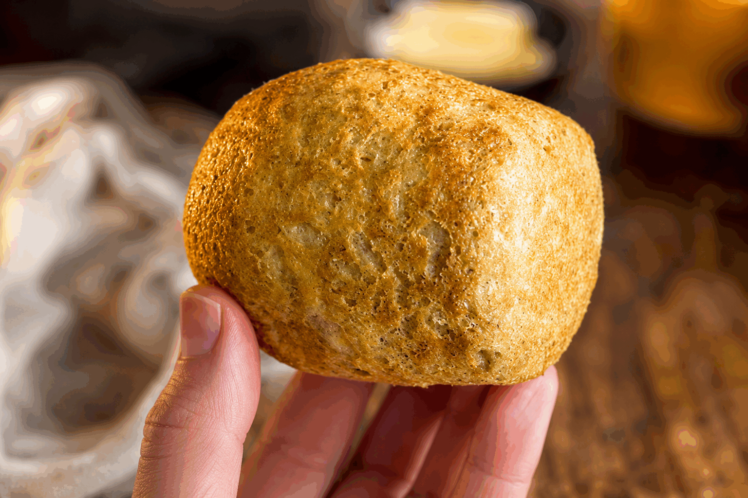Un pain maison sans farine en seulement 3 ingrédients, riche en oméga-3 🍞👌 Description Découvrez ce pain maison original, réalisé sans farine traditionnelle mais uniquement avec trois ingrédients simples, pour un résultat moelleux et nourrissant. Sa richesse en oméga-3 lui confère un goût subtil et une belle valeur nutritionnelle. Parfait pour ceux qui cherchent une alternative saine et rapide au pain classique. Informations Temps de préparation : 10 minutes Temps de cuisson : 40 minutes Nombre de portions : 6 tranches Difficulté : Facile Ingrédients Pour le pain 150 g de graines de lin moulues 150 g de yaourt nature (idéalement au lait entier) 3 œufs 1 cuillère à café de levure chimique 1 pincée de sel Préparation Préchauffe le four à 180°C (thermostat 6) et prépare un moule à cake en le graissant légèrement ou en le recouvrant de papier sulfurisé. Dans un grand saladier, mélange les graines de lin moulues avec la levure chimique et le sel. Ajoute les œufs un à un en fouettant bien pour incorporer de l’air, puis ajoute le yaourt nature. Mélange soigneusement jusqu’à obtenir une pâte homogène et légèrement épaisse. Verse la pâte dans le moule préparé et lisse la surface avec une spatule. Enfourne pour 40 minutes. Vérifie la cuisson en insérant la lame d’un couteau : elle doit ressortir propre. Laisse refroidir sur une grille avant de démouler et de couper en tranches. Astuces Moudre les graines de lin juste avant de les utiliser pour préserver les oméga-3 et éviter qu’elles ne rancissent. Tu peux remplacer le yaourt nature par un yaourt végétal pour une version sans lactose. Pour un goût encore plus riche, ajoute une cuillère à soupe d’huile de noix ou de colza dans la pâte. Conserve ce pain au réfrigérateur dans une boîte hermétique pendant 3 à 4 jours ou congèle les tranches pour plus de fraîcheur. Service Servez ce pain original au petit-déjeuner ou au goûter, accompagné de confiture maison, de fromage frais ou d’avocat écrasé. Son goût subtil et sa texture moelleuse se marient aussi parfaitement avec une soupe ou une salade légère pour un repas équilibré et nutritif.