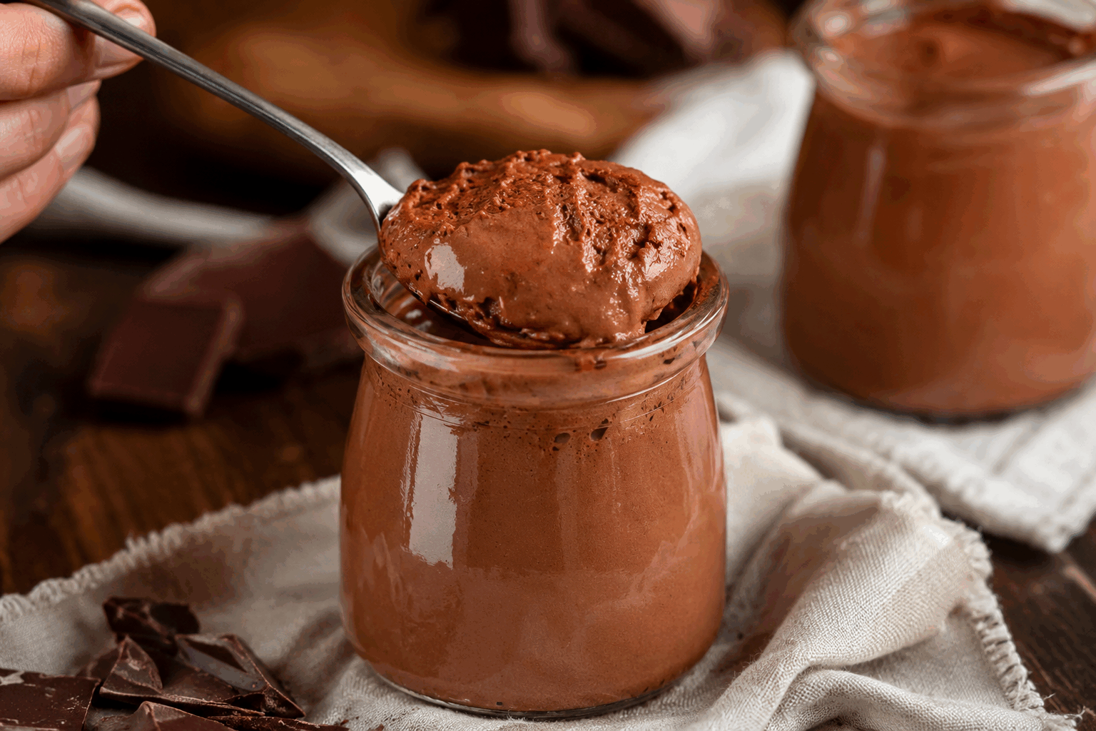 Une crème dessert ultra simple sans sucre ni œufs, prête en 3 ingrédients seulement 😍 Description Cette crème dessert légère et onctueuse est idéale pour ceux qui souhaitent savourer une douceur saine, sans sucre ajouté ni œufs. Sa texture veloutée et son goût neutre permettent de la parfumer facilement selon vos envies. Parfait pour une collation rapide ou un dessert léger après un repas. Informations Temps de préparation : 5 minutes Temps de cuisson : 10 minutes Nombre de portions : 4 personnes Difficulté : Facile Ingrédients Pour la crème dessert 500 ml de lait végétal (amande, soja, ou avoine) 30 g de fécule de maïs (Maïzena) 1 cuillère à café d’extrait de vanille Préparation Dans une casserole, mélange la fécule de maïs avec un peu de lait végétal froid pour obtenir une pâte lisse et sans grumeaux. Ajoute progressivement le reste du lait végétal tout en remuant. Ajoute l’extrait de vanille et mélange bien. Fais chauffer la préparation à feu moyen en remuant constamment jusqu’à épaississement, environ 8 à 10 minutes. La crème doit napper la cuillère. Verse la crème dans des ramequins ou un plat, laisse tiédir puis place au frais pendant au moins 2 heures avant de déguster. Astuces Utilise un fouet pour éviter les grumeaux lors de la cuisson. Tu peux remplacer l’extrait de vanille par de la cannelle ou du cacao pour varier les saveurs. Pour une texture plus onctueuse, ajoute une cuillère à soupe de purée de noix une fois la crème refroidie. Conserve la crème bien couverte au réfrigérateur et consomme-la dans les 2 jours. Service Sers cette crème dessert bien froide, seule ou accompagnée de fruits frais, d’une compote sans sucre ajouté, ou parsemez-la de graines ou de noix pour plus de croquant. Idéal pour un dessert léger ou une pause gourmande sans culpabilité.