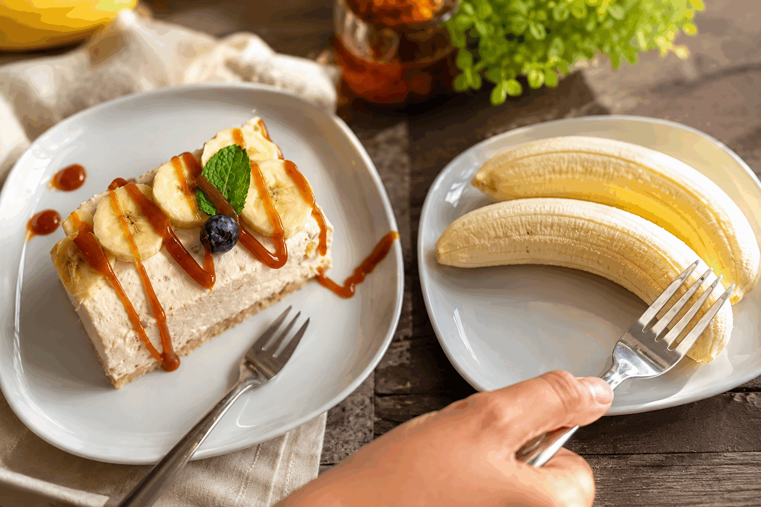 2 bananes, 5 minutes, sans four : le dessert express qui fond dans la bouche 😍 Description Ce dessert express à base de bananes mûres est parfait pour les envies gourmandes de dernière minute. Sa texture fondante et sa douceur naturelle en font une gourmandise légère et réconfortante, à préparer sans four en seulement 5 minutes. Idéal pour un goûter ou un dessert rapide après le repas. Informations Temps de préparation : 5 minutes Temps de cuisson : 0 minute Nombre de portions : 2 personnes Difficulté : Facile Ingrédients Ingrédients principaux 2 bananes mûres 2 cuillères à soupe de miel liquide 1 cuillère à café de jus de citron 50 ml de crème liquide entière (facultatif pour plus d’onctuosité) Pour la garniture 20 g de noix concassées (noix de pécan, noix ou amandes) 1 cuillère à café de cannelle en poudre Quelques feuilles de menthe fraîche (pour la décoration) 1 noisette de beurre (facultative) Préparation Épluche les bananes et coupe-les en rondelles épaisses d’environ 1 cm. Dispose les rondelles de banane dans une assiette creuse ou un bol. Verse le miel uniformément sur les bananes et ajoute le jus de citron pour éviter qu’elles ne noircissent. Si tu souhaites, fouette légèrement la crème liquide jusqu’à obtenir une texture souple et verse-la sur les bananes pour encore plus de gourmandise. Saupoudre la cannelle en poudre sur le dessus et ajoute les noix concassées pour apporter du croquant. Décore avec quelques feuilles de menthe fraîche pour une touche de fraîcheur visuelle et gustative. Optionnel : fais fondre une noisette de beurre dans une petite poêle et verse-la très chaud sur le dessert pour un fini onctueux et parfumé. Astuces Choisis des bananes bien mûres, elles seront plus sucrées et fondantes. Le citron empêche l’oxydation des bananes, garde-le à portée de main pour éviter qu’elles ne noircissent rapidement. Pour une version vegan, remplace la crème liquide par une crème végétale (amande ou coco). Tu peux également remplacer le miel par du sirop d’érable ou d’agave selon tes préférences. Service Servez ce dessert immédiatement pour profiter de la texture fondante des bananes. Il accompagne délicieusement un thé ou un café en fin de repas ou peut être proposé lors d’un goûter improvisé. Présente-le dans de petits bols individuels pour un effet chaleureux et convivial.