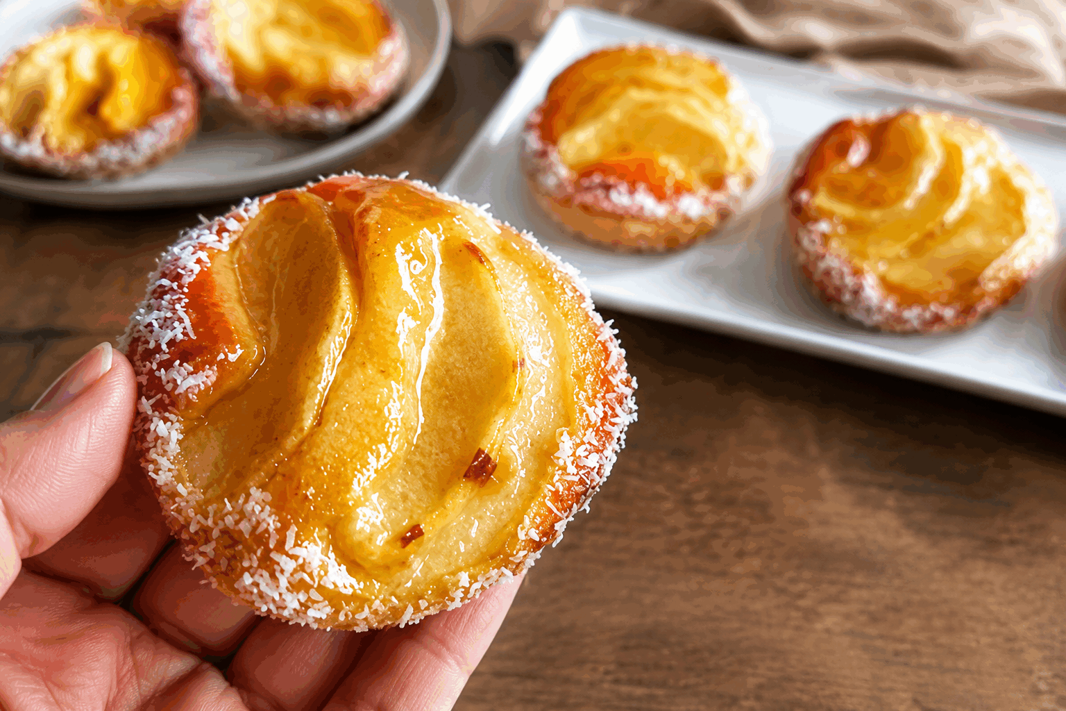 5 minutes chrono : la recette surprenante de la pomme œuf qui fond en bouche ✨ Description Cette recette express combine la douceur et le fondant d’un œuf cuit à la perfection avec la fraîcheur légèrement acidulée de la pomme. En seulement 5 minutes, vous obtenez un plat surprenant, léger et savoureux, idéal pour un petit déjeuner gourmand ou un encas original. Sa texture fondante et son mariage de saveurs inattendu en font un délice simple et rapide. Informations Temps de préparation : 2 minutes Temps de cuisson : 3 minutes Nombre de portions : 1 personne Difficulté : Facile Ingrédients Ingrédients principaux 1 grosse pomme (type Golden ou Gala) 1 œuf extra frais 10 g de beurre doux 1 pincée de sel fin 1 pincée de poivre noir moulu Pour l’assaisonnement 1 cuillère à café de miel liquide (facultatif) Quelques feuilles de thym frais (optionnel) Préparation Lave la pomme puis coupe-la en tranches très fines, en retirant le cœur et les pépins. Dispose les tranches dans une petite poêle antiadhésive. Fais fondre le beurre à feu moyen dans la poêle, puis fais revenir les tranches de pomme pendant 2 minutes en les retournant délicatement pour qu’elles soient légèrement dorées. Forme un petit puits au centre des pommes, casse l’œuf dans ce creux, sale et poivre légèrement. Couvre la poêle avec un couvercle et laisse cuire l’œuf à feu doux pendant 2 à 3 minutes, jusqu’à ce que le blanc soit pris mais le jaune encore coulant. Retire du feu, ajoute une touche de miel sur les pommes pour une note sucrée, et parsème de thym frais si désiré. Glisse délicatement la préparation sur une assiette en pliant légèrement les pommes autour de l’œuf. Astuces Utilise un œuf vraiment frais pour un résultat fondant et sûr au niveau de la cuisson. Si tu préfères un jaune bien cuit, prolonge la cuisson d’une minute en gardant toujours le couvercle. Choisis une pomme non trop acide pour éviter de dominer la douceur de l’œuf. Pour une touche gourmande, remplace le miel par un filet de sirop d’érable ou un peu de ricotta fraîche. Service Servez ce plat rapide en entrée légère ou au petit-déjeuner, accompagné d’une tranche de pain grillé ou d’un thé floral. Sa simplicité et son originalité raviront vos papilles à tout moment de la journée.