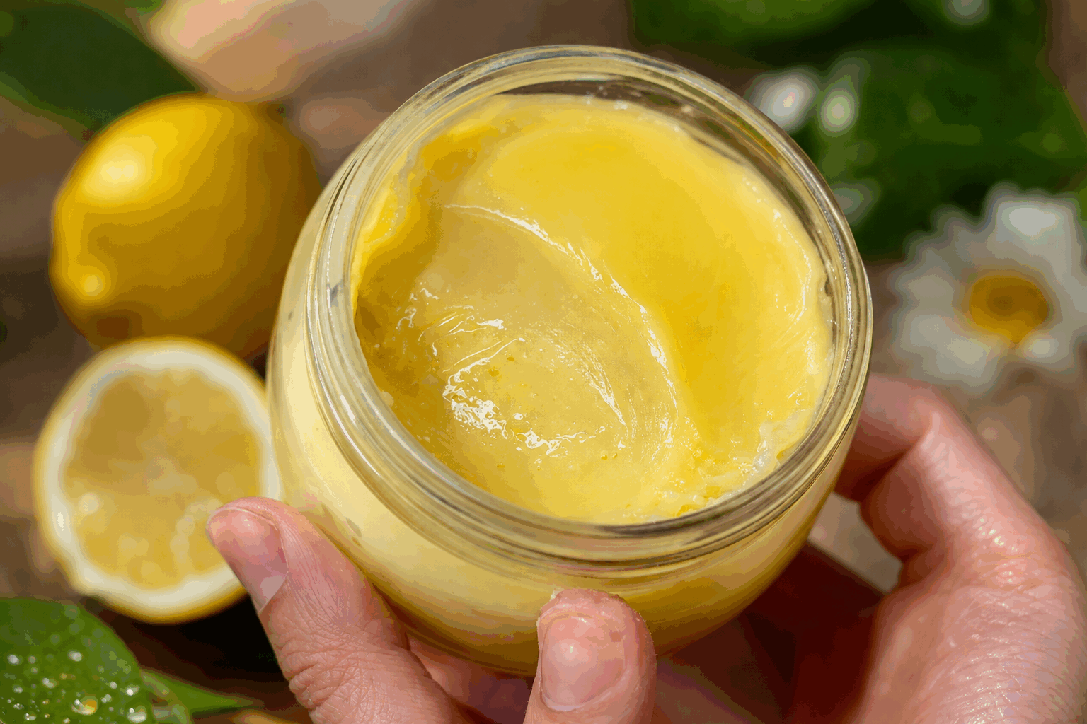 5 minutes pour une crème de citron fouettée qui fond en bouche 🔥 Description Cette crème de citron légère et aérienne se prépare en seulement 5 minutes. Son goût acidulé et sa texture onctueuse et fondante en bouche en font un dessert rafraîchissant et gourmand, idéal pour clore un repas en douceur ou accompagner une pâtisserie. Informations Temps de préparation : 5 minutes Temps de cuisson : 0 minute Nombre de portions : 4 personnes Difficulté : Facile Ingrédients Pour la crème de citron fouettée 150 g de mascarpone bien froid 100 ml de jus de citron fraîchement pressé 80 g de sucre glace 1 sachet de sucre vanillé (facultatif) 1 pincée de sel Préparation Verse le mascarpone dans un saladier froid. Ajoute le jus de citron, le sucre glace, le sucre vanillé et la pincée de sel. Fouette le tout au batteur électrique à vitesse moyenne pendant environ 3 à 4 minutes, jusqu’à obtenir une texture mousseuse, légère et bien homogène. Goûte et ajuste éventuellement en ajoutant un peu de sucre ou de jus selon ton goût. Réserve la crème au frais jusqu’au moment de servir, ou consomme-la immédiatement pour profiter de sa texture fondante. Astuces Utilise un mascarpone bien froid pour obtenir une crème plus ferme et aérienne. Pour un goût plus subtil, remplace une partie du jus de citron par du zeste finement râpé. Veille à ne pas trop fouetter pour éviter que la crème ne tourne en beurre. Si tu souhaites une version plus légère, tu peux remplacer la moitié du mascarpone par du fromage blanc 0%. Service Présente cette crème dans des verrines individuelles, accompagnée de biscuits sablés ou d’une part de tarte au citron. Elle s’accorde également parfaitement avec des fruits rouges frais ou un gâteau moelleux au beurre salé. Idéal pour un dessert express et raffiné à partager entre amis.