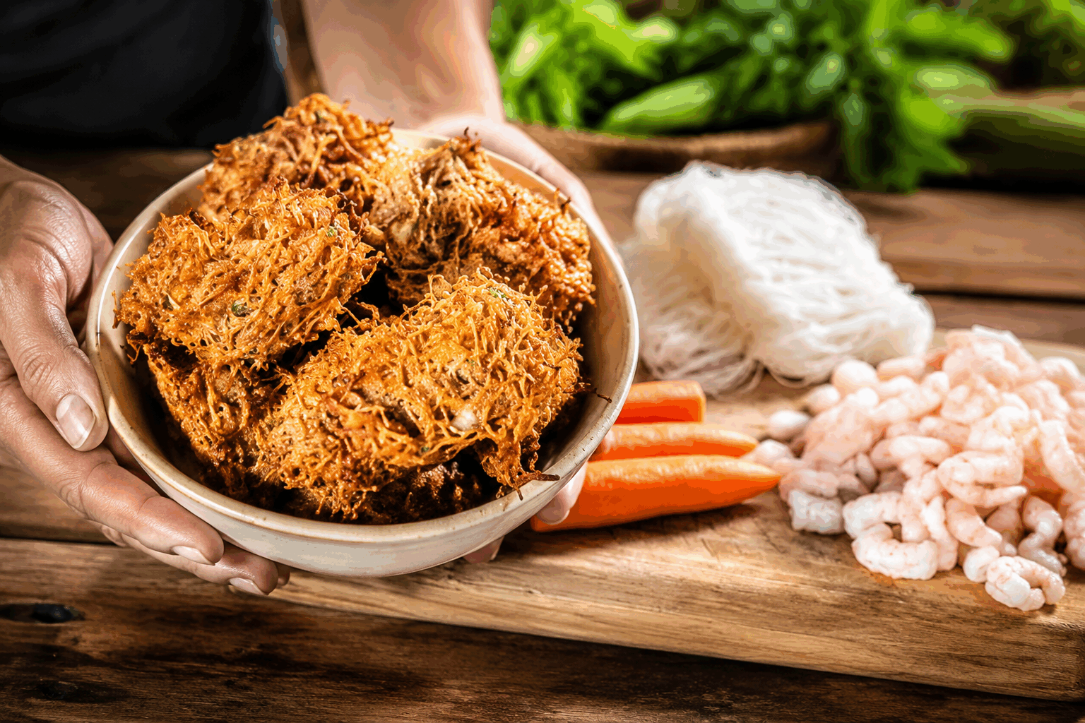 Beignets de crevettes croustillants en 10 minutes, la recette à tester chez soi 🔥👌 Description Ces beignets de crevettes croustillants sont parfaits pour un apéritif ou un repas léger. Leur pâte légère et aérienne enveloppe des crevettes juteuses, offrant une texture à la fois moelleuse et croustillante. Rapide à préparer, ce plat savoureux ravira petits et grands en moins de 10 minutes. Informations Temps de préparation : 5 minutes Temps de cuisson : 5 minutes Nombre de portions : 4 personnes (environ 16 beignets) Difficulté : Facile Ingrédients Pour la pâte à beignets 100 g de farine de blé 1 œuf 100 ml d’eau froide 1 cuillère à café de levure chimique 1/2 cuillère à café de sel 1 pincée de poivre 1 cuillère à soupe d’huile neutre (tournesol ou colza) Pour la garniture 200 g de crevettes décortiquées Huile de friture (environ 500 ml) Préparation Dans un saladier, mélange la farine, la levure chimique, le sel et le poivre. Ajoute l’œuf, puis incorpore l’eau froide petit à petit en fouettant pour éviter les grumeaux. La pâte doit être fluide et homogène. Ajoute l’huile neutre à la pâte et remue bien. Chauffe l’huile de friture dans une casserole ou une friteuse à 180°C. Plonge chaque crevette dans la pâte, puis dépose-la délicatement dans l’huile chaude. Fais frire les beignets 2 à 3 minutes de chaque côté jusqu’à ce qu’ils soient bien dorés et croustillants. Égoutte-les sur du papier absorbant pour éliminer l’excès d’huile. Astuces Utilise de l’eau très froide pour obtenir une pâte légère et croustillante. Ne surcharge pas la casserole pendant la friture pour éviter que la température baisse. Séche bien les crevettes avant de les enrober pour une pâte qui adhère parfaitement. Accompagne-les d’une sauce piquante ou d’une sauce à base de yaourt citronné pour plus de fraîcheur. Service Servez ces beignets de crevettes croustillants bien chauds, accompagnés d’une salade verte ou d’un assortiment de dip aux saveurs asiatiques ou méditerranéennes. Idéals pour un apéritif convivial ou un dîner simple et rapide à réaliser chez soi.