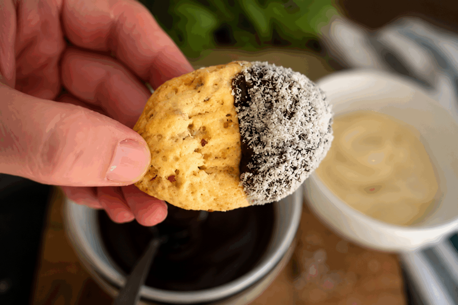 Biscuits au sésame et chocolat sans œufs en 5 minutes, croustillants à souhait ! 🍪✨ Description Ces biscuits croustillants allient la douceur du chocolat à la saveur légèrement toastée du sésame, le tout sans utiliser d'œufs. Rapides à préparer en seulement 5 minutes, ils sont parfaits pour une pause gourmande ou un goûter improvisé. Leur texture légère et croquante séduira les amateurs de biscuits maison faciles à réaliser. Informations Temps de préparation : 5 minutes Temps de cuisson : 12 minutes Nombre de portions : 20 biscuits Difficulté : Facile Ingrédients Pour la pâte 150 g de farine de blé 80 g de sucre de canne 50 g de graines de sésame 50 g de pépites de chocolat noir 80 ml d’huile végétale neutre (tournesol ou colza) 5 cl de lait végétal (amande, avoine ou soja) 1 cuillère à café de levure chimique 1 pincée de sel Préparation Préchauffe le four à 180°C (chaleur statique ou 160°C en chaleur tournante). Dans un saladier, mélange la farine, le sucre, la levure, le sel et les graines de sésame. Ajoute l’huile végétale et le lait végétal puis mélange avec une cuillère en bois jusqu’à obtention d’une pâte homogène. Incorpore enfin les pépites de chocolat en les répartissant bien dans la pâte. Forme des petites boules de pâte (environ 20 g chacune) et dépose-les sur une plaque recouverte de papier cuisson, en les espaçant légèrement. Aplatis légèrement chaque boule avec le dos d’une fourchette ou la paume de la main pour obtenir des biscuits plats. Enfourne et fais cuire 12 minutes, jusqu’à ce que les bords soient dorés et croustillants. Laisse refroidir les biscuits sur une grille avant de les déguster pour qu’ils deviennent bien croustillants. Astuces Pour varier les saveurs, remplace les pépites de chocolat noir par du chocolat blanc ou au lait. Si la pâte semble trop collante, ajoute un peu de farine (une cuillère à soupe à la fois) pour pouvoir former plus facilement les boules. Conserve les biscuits dans une boîte hermétique à température ambiante pour préserver leur croustillant plusieurs jours. Pour un goût plus prononcé de sésame, fais légèrement toaster les graines à sec avant de les incorporer à la pâte. Service Servez ces biscuits avec une boisson chaude comme un thé fumant ou un café noir pour un goûter convivial. Ils sont parfaits en accompagnement d’un dessert léger ou à offrir dans une boîte décorée pour un cadeau gourmand fait maison.