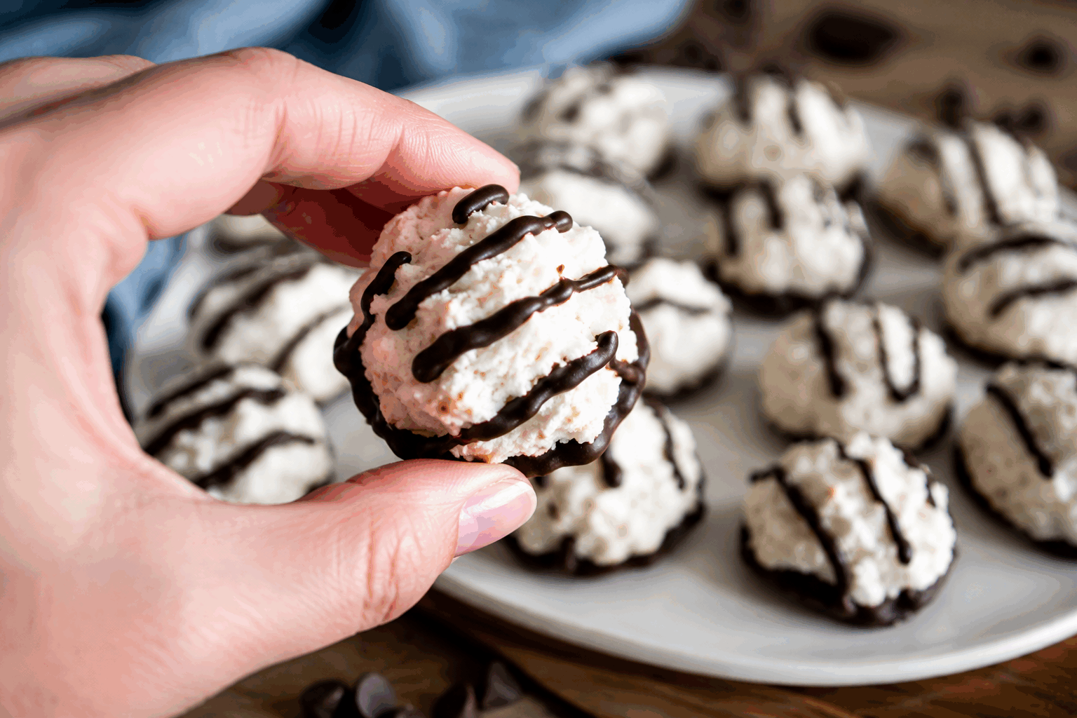 Biscuits choco-amande-coco en 5 minutes, fondants et irrésistibles à croquer 😋 Description Ces biscuits gourmands allient la douceur du chocolat, le croquant des amandes et la saveur exotique de la noix de coco. Leur texture fondante et leur préparation ultra rapide en font une gourmandise parfaite pour un encas improvisé ou un dessert express. Faciles à réaliser, ils séduisent petits et grands par leur équilibre subtil entre douceur et croquant. Informations Temps de préparation : 5 minutes Temps de cuisson : 10 minutes Nombre de portions : 12 biscuits Difficulté : Facile Ingrédients Pour la pâte 100 g de farine de blé 40 g de poudre d'amandes 50 g de sucre roux 30 g de noix de coco râpée 1/2 cuillère à café de levure chimique 1 pincée de sel 50 g de beurre fondu 1 œuf moyen 1 cuillère à café d’extrait de vanille Pour la garniture 70 g de pépites de chocolat noir Quelques amandes effilées pour la décoration (facultatif) Préparation Préchauffe le four à 180°C (chaleur tournante si possible). Dans un grand bol, mélange la farine, la poudre d’amandes, le sucre roux, la noix de coco râpée, la levure chimique et la pincée de sel. Ajoute le beurre fondu, l’œuf et l’extrait de vanille, puis mélange jusqu’à obtenir une pâte homogène et légèrement collante. Incorpore les pépites de chocolat en les répartissant bien dans la pâte. Sur une plaque recouverte de papier cuisson, dépose des petits tas de pâte avec une cuillère à soupe, en les espaçant car ils vont légèrement s’étaler. Si désiré, décore chaque biscuit avec quelques amandes effilées pour apporter du croquant supplémentaire. Enfourne pour environ 10 minutes, jusqu’à ce que les bords soient légèrement dorés mais que le centre reste moelleux. Laisse refroidir quelques minutes sur la plaque avant de transférer délicatement les biscuits sur une grille pour qu’ils durcissent un peu en refroidissant. Astuces Ne surcharge pas la pâte en chocolat pour éviter que les biscuits ne s’émiettent après cuisson. Tu peux remplacer la poudre d’amandes par de la poudre de noisettes pour varier les saveurs. Pour un biscuit plus croustillant, ajoute un peu moins de beurre et augmente le temps de cuisson de 2 minutes. Conserve les biscuits dans une boîte hermétique à température ambiante jusqu’à 5 jours pour garder leur fraîcheur. Service Ces biscuits sont parfaits à déguster avec une tasse de thé, de café ou un verre de lait, pour une pause gourmande rapide. Ils peuvent aussi accompagner un dessert ou un goûter convivial entre amis ou en famille, apportant une touche de douceur au moment du partage.