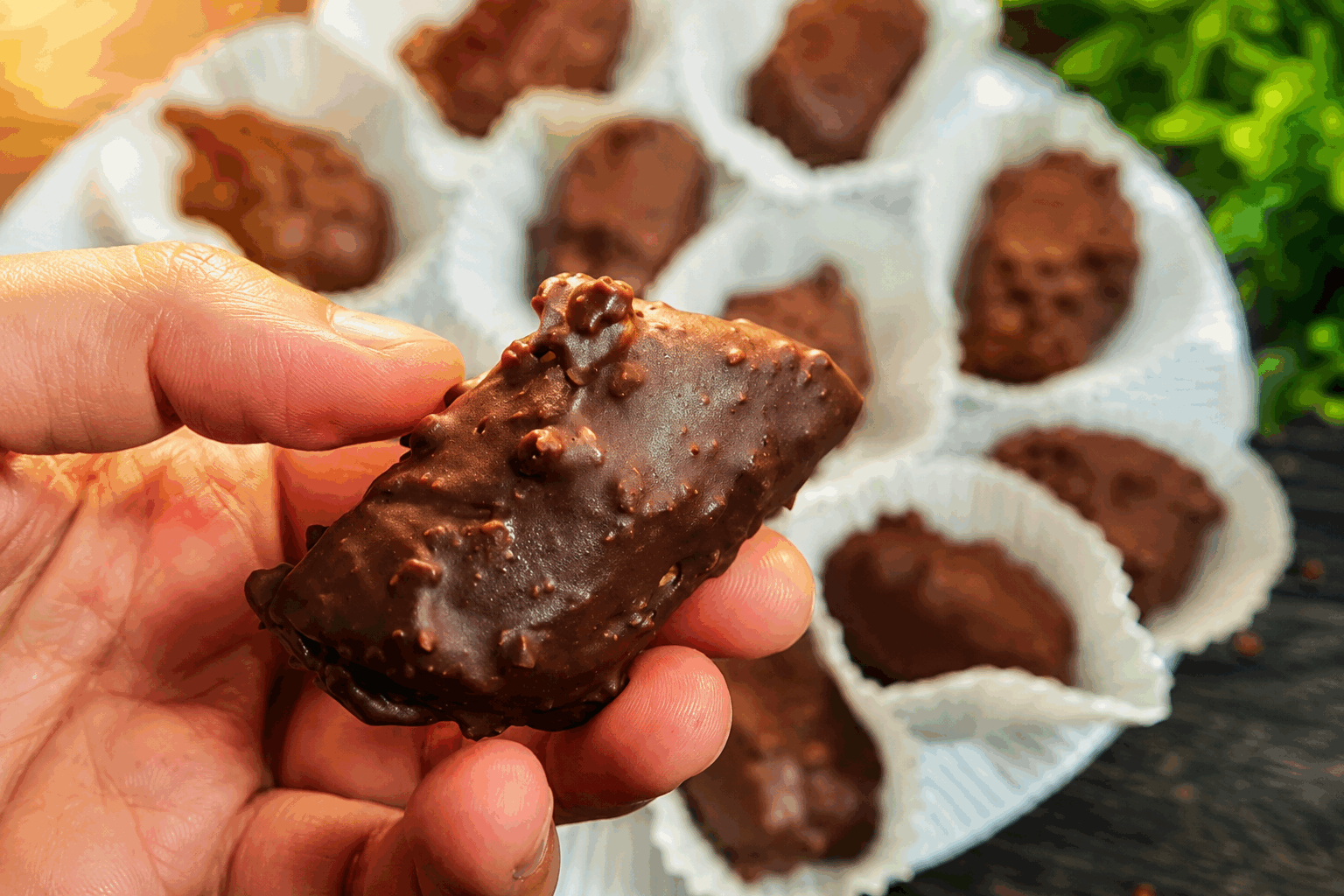 Ce dessert tellement bon qu’il disparaît en un rien de temps, vous allez l’adorer 😋 Description Ce dessert gourmand est une douceur moelleuse et fondante, parfaite pour ravir petits et grands. Facile à préparer, il combine une texture légère avec un goût équilibré entre douceur et une touche subtile de vanille. Idéal pour finir un repas en beauté ou pour une pause sucrée improvisée, ce dessert disparaît vite de l’assiette ! Informations Temps de préparation : 15 minutes Temps de cuisson : 30 minutes Nombre de portions : 6 personnes Difficulté : Facile Ingrédients Pour le gâteau moelleux 150 g de farine 150 g de sucre en poudre 3 œufs 100 ml de crème fraîche liquide 100 g de beurre fondu 1 sachet de levure chimique (environ 10 g) 1 cuillère à café d’extrait de vanille 1 pincée de sel Pour la garniture et la décoration 100 g de fruits rouges frais ou surgelés (framboises, myrtilles, fraises) Quelques feuilles de menthe fraîche (optionnel) Sucre glace pour saupoudrer Préparation Préchauffe le four à 180°C (th.6). Dans un saladier, bats les œufs avec le sucre jusqu’à ce que le mélange blanchisse et devienne mousseux. Ajoute la crème fraîche, le beurre fondu et l’extrait de vanille. Mélange bien pour homogénéiser la préparation. Incorpore la farine tamisée avec la levure et la pincée de sel. Mélange délicatement pour obtenir une pâte lisse et sans grumeaux. Verse la pâte dans un moule beurré et fariné (un moule rond de 20 cm de diamètre de préférence). Répartis les fruits rouges sur le dessus en les enfonçant légèrement dans la pâte. Enfourne pendant environ 30 minutes. Vérifie la cuisson à l’aide d’un couteau : la lame doit ressortir sèche. Laisse tiédir avant de démouler sur une grille. Au moment de servir, saupoudre de sucre glace et décore avec quelques feuilles de menthe pour la fraîcheur. Astuces Pour un dessert encore plus gourmand, ajoute une cuillère à soupe de poudre d’amandes à la pâte. Si tu utilises des fruits surgelés, décongèle-les et égoutte-les bien pour éviter que le gâteau ne devienne trop humide. Tu peux remplacer les fruits rouges par des fruits de saison comme des morceaux de pomme, poire ou pêche. Ce gâteau se conserve très bien à température ambiante sous une cloche à gâteau pendant 1 à 2 jours. Service Servez ce dessert légèrement tiédi ou à température ambiante après un repas convivial. Accompagne-le d’une boule de glace vanille ou d’un coulis de fruits pour une touche encore plus gourmande. Parfait pour un goûter entre amis ou pour conclure un déjeuner familial en douceur.