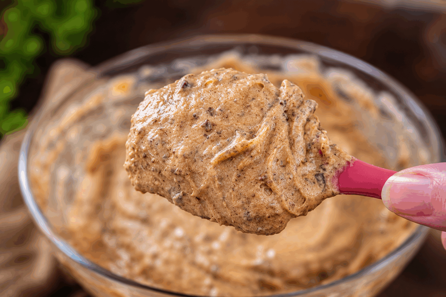 Ce gâteau au chocolat en 5 minutes a une double texture irrésistible, à tester vite ! 🔥 Description Ce gâteau au chocolat express combine une texture fondante et une couche moelleuse en seulement 5 minutes de préparation. Parfait pour une envie gourmande rapide, il ravira les amateurs de chocolat avec son goût intense et sa finesse. Idéal pour une pause sucrée improvisée ou un dessert de dernière minute. Informations Temps de préparation : 5 minutes Temps de cuisson : 20 minutes Nombre de portions : 6 personnes Difficulté : Facile Ingrédients Pour le gâteau 150 g de chocolat noir pâtissier 100 g de beurre 3 œufs 100 g de sucre en poudre 50 g de farine 1 pincée de sel 1 cuillère à café d’extrait de vanille (facultatif) Préparation Préchauffe le four à 180°C (chaleur statique). Fais fondre le chocolat et le beurre ensemble au bain-marie ou au micro-ondes par tranches de 30 secondes, en remuant bien pour obtenir un mélange lisse. Dans un saladier, bats les œufs avec le sucre jusqu’à ce que le mélange blanchisse et devienne mousseux. Ajoute le mélange chocolat/beurre fondu dans les œufs sucrés, puis incorpore délicatement la farine tamisée et la pincée de sel. Mélange juste assez pour obtenir une pâte homogène. Verse la pâte dans un moule à gâteau beurré et fariné ou recouvert de papier cuisson. Enfourne pour 20 minutes : la double texture se forme car le dessus cuit comme un fondant tandis que le cœur reste moelleux et légèrement coulant. Laisse tiédir quelques minutes avant de démouler et de servir. Astuces Utilise un moule pas trop large pour garder une bonne épaisseur et favoriser la double texture. Ne surcuis pas le gâteau : la légère sous-cuisson au centre apporte le moelleux recherché. Pour une touche gourmande, ajoute des éclats de noisettes ou des pépites de chocolat à la pâte. Serre-le tiède avec une boule de glace vanille ou une crème anglaise pour un contraste chaud-froid délicieux. Service Sers ce gâteau au chocolat en portions individuelles, accompagné d’une crème chantilly légère, d’un coulis de fruits rouges ou simplement d’un café. Parfait pour un dessert improvisé ou un goûter convivial entre amis ou en famille.