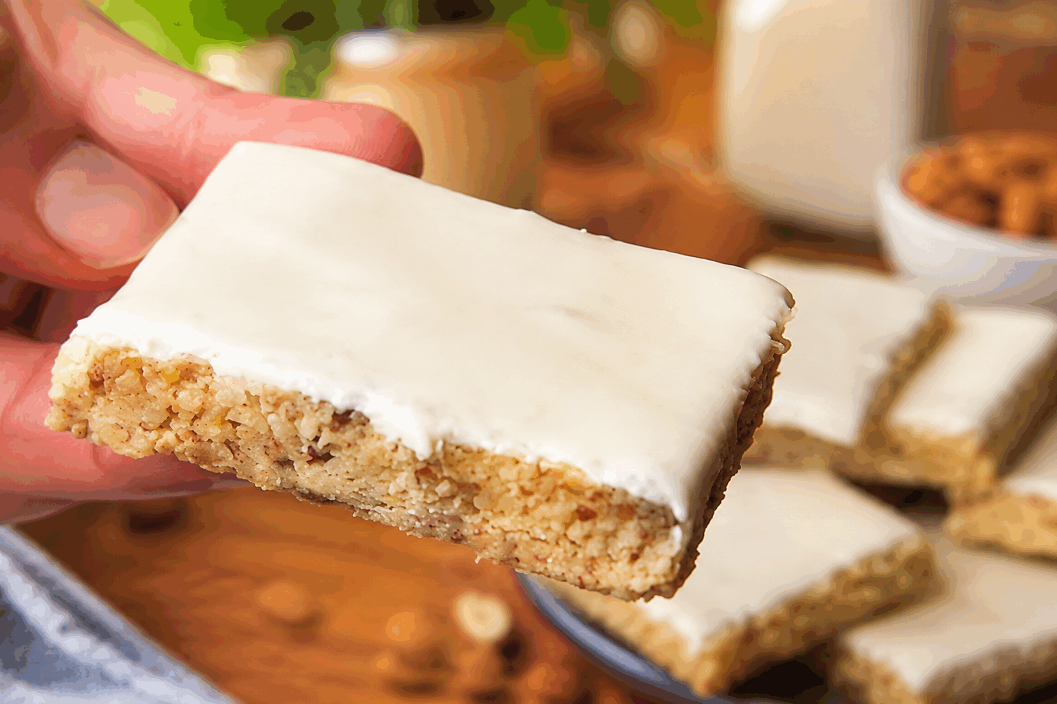 Ce petit délice sans farine se prépare en 5 minutes et fait fondre les gourmands 😍 Description Cette gourmandise rapide et sans farine est parfaite pour les amateurs de douceurs légères et fondantes. Facile à réaliser en seulement 5 minutes, elle dévoile une texture moelleuse et un goût sucré irrésistible qui ravira petits et grands. Idéale comme snack, dessert express ou pause sucrée improvisée. Informations Temps de préparation : 5 minutes Temps de cuisson : 0 minutes Nombre de portions : 4 pièces Difficulté : Facile Ingrédients Pour la base gourmandise 2 bananes bien mûres (environ 200 g) 100 g de pépites de chocolat noir 50 g de beurre de cacahuète (ou autre purée d’oléagineux) 1 cuillère à soupe de miel ou sirop d’érable 1 pincée de sel Quelques noix ou noisettes concassées (facultatif) Préparation Écrase les bananes dans un bol à l’aide d’une fourchette jusqu’à obtenir une purée lisse. Ajoute le beurre de cacahuète et le miel, mélange bien pour homogénéiser la préparation. Incorpore les pépites de chocolat et la pincée de sel, puis mélange délicatement. Si tu souhaites, ajoute quelques noix ou noisettes concassées pour le croquant. Forme des petites boules ou des tas sur une assiette recouverte de papier sulfurisé. Place-les au réfrigérateur pendant au moins 30 minutes pour qu’elles raffermissent avant dégustation. Astuces Privilégie des bananes bien mûres pour une meilleure douceur naturelle et une texture fondante. Si tu n’aimes pas le beurre de cacahuète, remplace-le par du tahini ou une autre purée d’oléagineux. Pour varier les plaisirs, ajoute des épices comme de la cannelle ou de la vanille en poudre. Conserve ces douceurs au frais pour éviter qu’elles ne collent ou ne fondent trop vite. Service Serre ces petits délices bien frais, accompagnés d’une tasse de thé ou de café. Ils sont parfaits pour une pause gourmande improvisée, un goûter rapide ou même à emmener en snack lors d’une sortie. Leur texture fondante et leur douceur naturelle feront le bonheur des gourmands en toutes occasions.