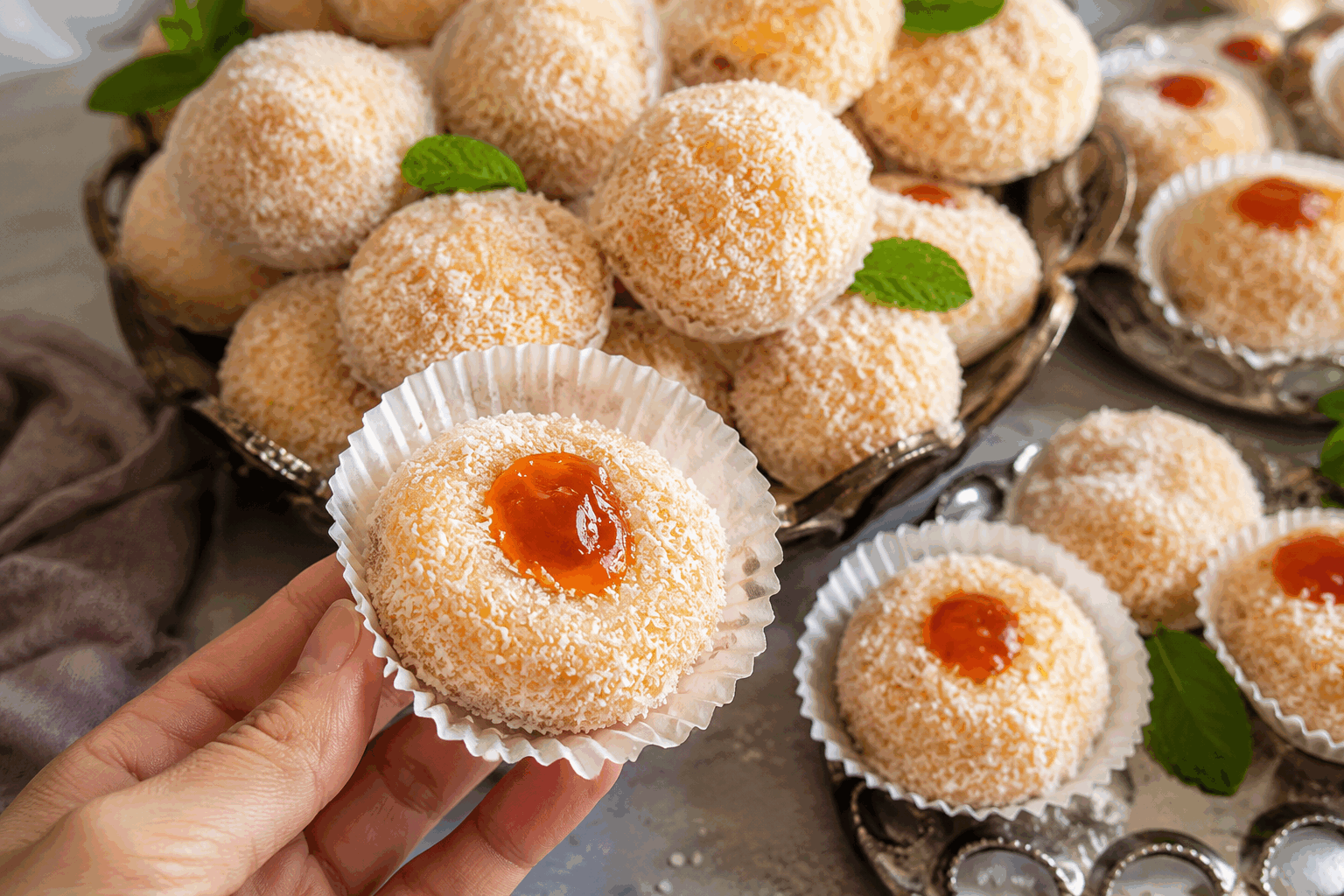 Ces boules de coco fondantes, la recette moelleuse que ma grand-mère gardait secrète 🔥 Description Découvrez ces boules de coco délicieusement moelleuses, au cœur fondant et à la texture légère. Cette recette traditionnelle est un véritable trésor familial, parfaite pour accompagner un thé ou un café, et ravir les amateurs de douceurs exotiques. Informations Temps de préparation : 20 minutes Temps de cuisson : 15 minutes Nombre de portions : 20 pièces Difficulté : Facile Ingrédients Pour les boules de coco 200 g de noix de coco râpée 150 g de sucre en poudre 3 blancs d'œufs 1 cuillère à café d’extrait de vanille 1 pincée de sel Pour la finition (optionnelle) 50 g de noix de coco râpée supplémentaire (pour enrober) Un peu de sucre glace (pour saupoudrer) Préparation Préchauffe le four à 180°C (chaleur tournante de préférence). Monte les blancs d'œufs en neige ferme avec une pincée de sel. Dans un grand saladier, mélange le sucre, la noix de coco râpée et l’extrait de vanille. Incorpore délicatement les blancs en neige à la préparation à la noix de coco pour ne pas les casser et garder une texture aérée. Forme des petites boules à l’aide de deux cuillères ou avec les mains légèrement humides, puis roule-les dans la noix de coco râpée supplémentaire pour un enrobage léger. Dispose les boules sur une plaque recouverte de papier cuisson, en les espaçant. Enfourne pendant 12 à 15 minutes jusqu’à ce qu’elles soient légèrement dorées sur les bords mais encore moelleuses au centre. Laisse refroidir quelques minutes sur la plaque avant de transférer sur une grille. Optionnellement, saupoudre de sucre glace pour une touche décorative et sucrée. Astuces Pour obtenir un cœur bien fondant, ne prolonge pas trop la cuisson : il faut que les boules soient légèrement dorées, pas sèches. Tu peux remplacer une partie de la noix de coco râpée par de la poudre d’amandes pour varier les textures. Conserve ces boules dans une boîte hermétique à température ambiante pendant 3 jours pour préserver leur moelleux. Si tu n’as pas d’extrait de vanille, une cuillère à soupe de rhum ambré apportera une touche gourmande supplémentaire. Service Sers ces boules de coco moelleuses accompagnées d’un thé noir parfumé ou d’un café corsé. Elles peuvent aussi constituer une douce collation pour un goûter convivial ou être proposées en dessert léger après un repas exotique.