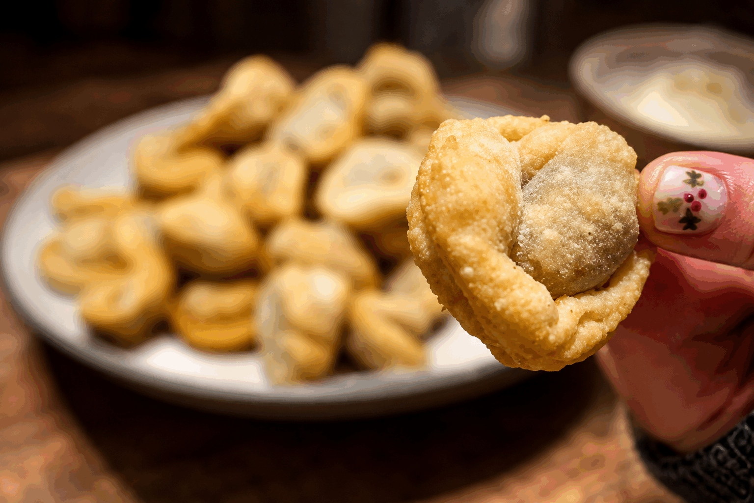 Ces raviolis frits croustillants en 5 minutes, un vrai régal à tester absolument 🔥 Description Ces raviolis frits croustillants sont une variante rapide et savoureuse des raviolis traditionnels. Leur texture dorée et croustillante contraste avec une garniture fondante et parfumée, idéale pour une entrée ou un apéritif gourmand. Parfaits pour un snack improvisé ou à servir lors d’une soirée conviviale, ils se préparent en un temps record. Informations Temps de préparation : 10 minutes Temps de cuisson : 5 minutes Nombre de portions : 4 personnes (environ 20 pièces) Difficulté : Facile Ingrédients Pour les raviolis 250 g de pâte à raviolis prête à l’emploi (ou pâte à wonton) 150 g de ricotta 100 g d’épinards frais 50 g de parmesan râpé 1 gousse d’ail Sel et poivre Huile de tournesol ou d’arachide pour la friture Pour la sauce dip (optionnelle) 100 g de yaourt nature 1 cuillère à soupe de sauce soja 1 cuillère à café de miel Quelques gouttes de jus de citron Préparation Lave et hache finement les épinards. Presse-les légèrement pour retirer l'excès d'eau. Fais revenir l’ail émincé dans une poêle avec un filet d’huile d’olive pendant 1 minute sans coloration. Mélange dans un bol la ricotta, les épinards, le parmesan, l’ail revenu, puis assaisonne avec du sel et du poivre. Pose une cuillère à café de garniture au centre de chaque carré de pâte à raviolis. Humidifie les bords de la pâte avec un peu d'eau puis plie les raviolis en appuyant bien pour sceller hermétiquement. Chauffe l’huile dans une poêle profonde à 180°C. Plonge délicatement les raviolis par portions dans l’huile chaude. Fais frire les raviolis 2 à 3 minutes jusqu’à ce qu’ils soient bien dorés et croustillants. Égoutte-les sur du papier absorbant pour retirer l’excès d’huile. Mélange tous les ingrédients du dip dans un petit bol pour accompagner les raviolis. Astuces Pour une friture réussie, vérifie la température de l’huile avec un thermomètre ou en plongeant un petit morceau de pâte : il doit remonter immédiatement à la surface en faisant des bulles. Si tu utilises de la pâte à raviolis fraîche, travaille rapidement pour éviter qu’elle ne sèche avant la cuisson. Varie la garniture avec du fromage de chèvre et des herbes fraîches pour une touche différente. Conserve les raviolis non frits au réfrigérateur dans un linge humide si tu ne les cuis pas immédiatement. Service Servez ces raviolis frits bien chauds, accompagnés d’une sauce dip fraîche pour relever leur saveur. Ils sont parfaits en apéritif ou en entrée lors d’un repas convivial. Proposez-les avec une salade verte croquante ou un bol de soupe légère pour un équilibre parfait.
