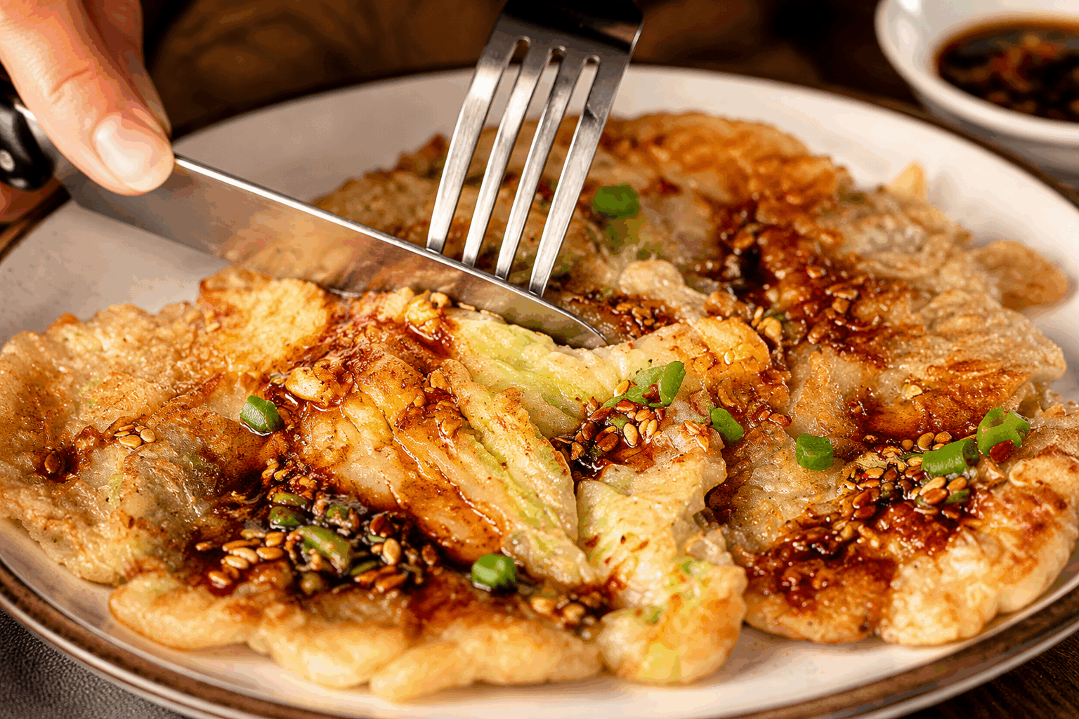 Crêpes au chou chinois en 5 minutes, une surprise qui va vous régaler 🔥 Description Ces crêpes rapides au chou chinois allient la douceur subtile du légume à une pâte légère et croustillante. Parfaites pour un repas improvisé ou une entrée savoureuse, elles surprennent par leur texture fondante et leur goût frais légèrement relevé. Une recette express qui invite à la gourmandise tout en restant saine. Informations Temps de préparation : 3 minutes Temps de cuisson : 2 minutes Nombre de portions : 4 pièces Difficulté : Facile Ingrédients Pour la pâte 100 g de farine de blé 1 œuf 150 ml de lait 1 pincée de sel 1 cuillère à soupe d’huile d’olive Pour la garniture au chou chinois 150 g de chou chinois finement émincé 1 gousse d’ail hachée 1 cuillère à soupe d’huile de sésame 1 cuillère à soupe de sauce soja Poivre noir fraîchement moulu (au goût) Préparation Prépare la pâte : dans un saladier, mélange la farine avec le sel. Ajoute l’œuf puis verse progressivement le lait tout en fouettant pour obtenir une pâte lisse et sans grumeaux. Incorpore l’huile d’olive. Fais chauffer une poêle antiadhésive à feu moyen avec un filet d’huile de sésame. Ajoute l’ail haché dans la poêle, fais-le revenir 30 secondes sans qu’il brûle. Incorpore le chou chinois émincé dans la poêle, fais-le sauter rapidement 1 minute en remuant, jusqu’à ce qu’il soit légèrement fondant. Ajoute la sauce soja et un peu de poivre, mélange bien, puis retire du feu. Verse une louche de pâte dans la poêle chaude, répartis-la finement. Répartis rapidement une portion généreuse de garniture au chou chinois sur la moitié de la crêpe. Laisse cuire 1 minute, puis replie la crêpe en deux pour enfermer la garniture. Poursuis la cuisson 1 minute supplémentaire pour que la crêpe soit dorée et croustillante. Retire la crêpe de la poêle et répète l’opération avec le reste de la pâte et de la garniture. Astuces Pour plus de légèreté, remplace la moitié du lait par de l’eau pétillante. Si vous n’avez pas d’huile de sésame, utilisez une huile neutre comme celle de tournesol. Ajoutez un peu de gingembre frais râpé dans la garniture pour une touche épicée et parfumée. Servez les crêpes immédiatement pour conserver leur croustillant, elles s’attendrissent rapidement. Service Servez ces crêpes au chou chinois chaudes, accompagnées d’une salade verte ou d’une sauce légère à base de yaourt et citron. Ce plat rapide est idéal pour un déjeuner sur le pouce, un apéritif gourmand ou un dîner léger.