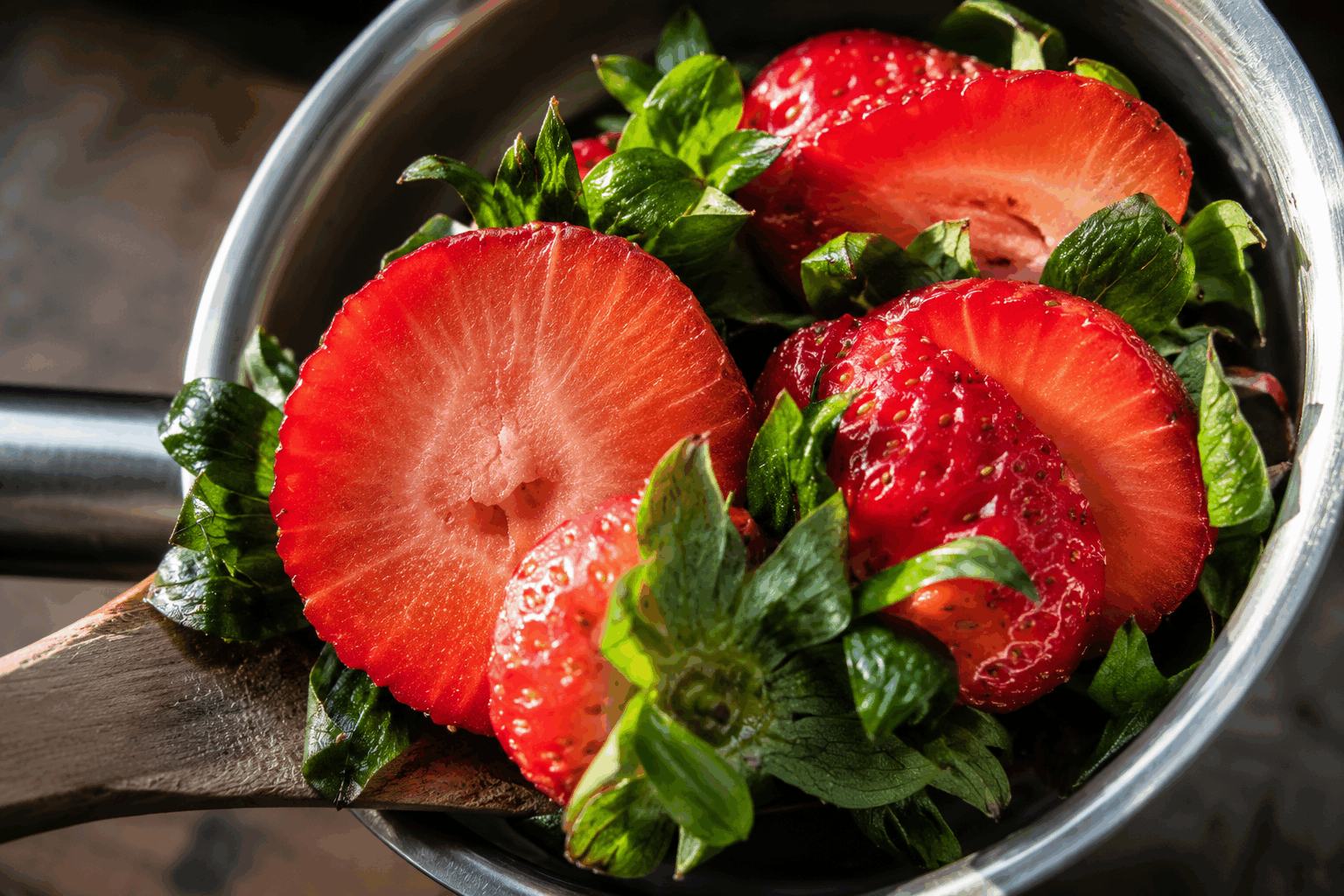 Deux recettes gourmandes aux queues de fraises, prêtes en moins de 10 minutes ! 🍓🔥 Description Découvrez deux recettes simples et rapides à base des queues de fraises, souvent délaissées, mais pleines de saveurs et de fraîcheur. Ces préparations faciles à réaliser en moins de 10 minutes raviront vos papilles et valoriseront ces petites parties du fruit souvent jetées. Parfaites pour un goûter léger ou un dessert estival. Informations Temps de préparation : 8 minutes Temps de cuisson : 0 minute Nombre de portions : 4 personnes Difficulté : Facile Ingrédients Pour la salade fraîche aux queues de fraises 150 g queues de fraises bien nettoyées 1 cuillère à soupe de miel liquide 1 cuillère à soupe de jus de citron 5 feuilles de menthe fraîche 1 cuillère à soupe de sucre glace (facultatif) Pour le smoothie aux queues de fraises et yaourt 100 g queues de fraises 150 g yaourt nature ou grec 100 ml lait entier ou végétal 1 cuillère à café de miel Quelques glaçons Préparation Salade fraîche : Coupe les queues de fraises en fines rondelles ou morceaux de 1 cm environ. Dans un bol, mélange le miel, le jus de citron et le sucre glace jusqu’à dissolution. Ajoute les queues de fraises et les feuilles de menthe ciselées, mélange délicatement. Laisse reposer 5 minutes au réfrigérateur pour que les parfums se mélangent. Smoothie : Mets dans un blender les queues de fraises, le yaourt, le lait, le miel et les glaçons. Mixe à haute vitesse pendant 30 secondes jusqu’à obtenir une texture lisse et homogène. Goûte et ajuste le miel si nécessaire. Verse dans des verres et sers aussitôt. Astuces Pour bien nettoyer les queues de fraises, rince-les rapidement sous l'eau froide en frottant délicatement. Le miel peut être remplacé par du sirop d’agave pour une version vegan. Le smoothie peut être enrichi d’une banane pour plus d’onctuosité et de douceur. Ne jette plus les queues : elles apportent une légère saveur fruitée et peuvent aussi infuser dans de l’eau fraîche pour un rafraîchissement original. Service Sers la salade fraîchement préparée dans de petits bols transparents ou des verrines, accompagnée d’un biscuit sec ou d’amandes effilées grillées. Le smoothie est idéal au petit déjeuner ou au goûter, accompagné d’un fruit frais ou d’un granola maison. Ces recettes légères et vitaminées sont parfaites pour les journées chaudes ou comme alternative saine et gourmande.