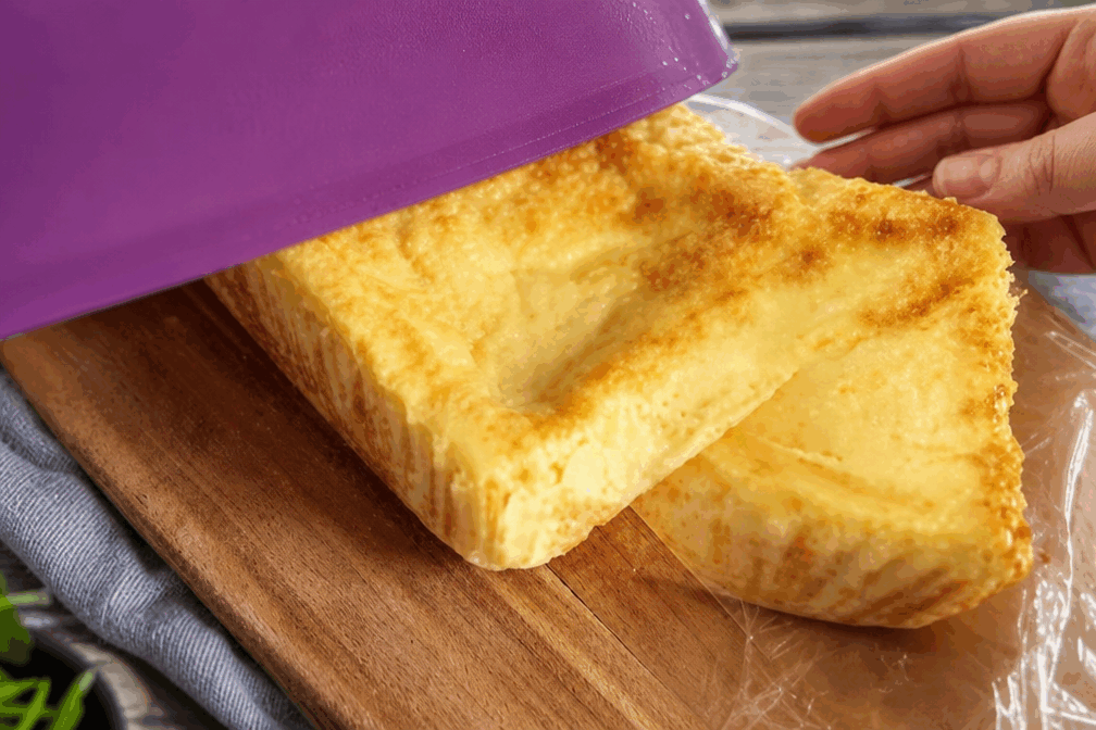 Gâteau moelleux en 5 ingrédients, prêt en quelques minutes seulement 👌✨ Description Ce gâteau moelleux, simple et rapide à réaliser, est parfait pour les envies sucrées de dernière minute. Avec seulement cinq ingrédients de base, il offre une texture légère et fondante, idéale pour un goûter ou un dessert improvisé. Son goût doux et sa simplicité en font un classique accessible à tous. Informations Temps de préparation : 5 minutes Temps de cuisson : 25 minutes Nombre de portions : 6 personnes Difficulté : Facile Ingrédients Pour la pâte 150 g de farine 120 g de sucre 2 œufs 100 ml de lait 80 g de beurre Préparation Préchauffe le four à 180°C (chaleur tournante si possible). Fais fondre le beurre au micro-ondes ou dans une petite casserole et laisse-le tiédir. Dans un saladier, bats les œufs avec le sucre jusqu’à ce que le mélange blanchisse et devienne mousseux. Ajoute la farine tamisée et mélange délicatement pour éviter les grumeaux. Incorpore le beurre fondu puis le lait, mélange jusqu’à obtenir une pâte homogène et un peu fluide. Verse la préparation dans un moule à gâteau préalablement beurré ou chemisé de papier cuisson. Enfourne et cuis pendant environ 25 minutes, vérifie la cuisson avec la lame d’un couteau qui doit ressortir sèche. Laisse tiédir quelques minutes avant de démouler sur une grille. Astuces Pour un gâteau encore plus moelleux, remplace moitié lait par de la crème liquide. Si tu préfères, ajoute une cuillère à café d’extrait de vanille ou un zeste d’agrume dans la pâte pour parfumer. Ne mélange pas trop la pâte après avoir ajouté la farine pour ne pas rendre le gâteau dense. Utilise un moule de 20 cm de diamètre pour une cuisson uniforme et une épaisseur idéale. Service Servez ce gâteau moelleux nature, accompagné d’un peu de confiture, d’un coulis de fruits rouges ou d’une boule de glace vanille pour un dessert gourmand. Parfait pour un goûter rapide ou un moment convivial autour d’un café ou d’un thé.