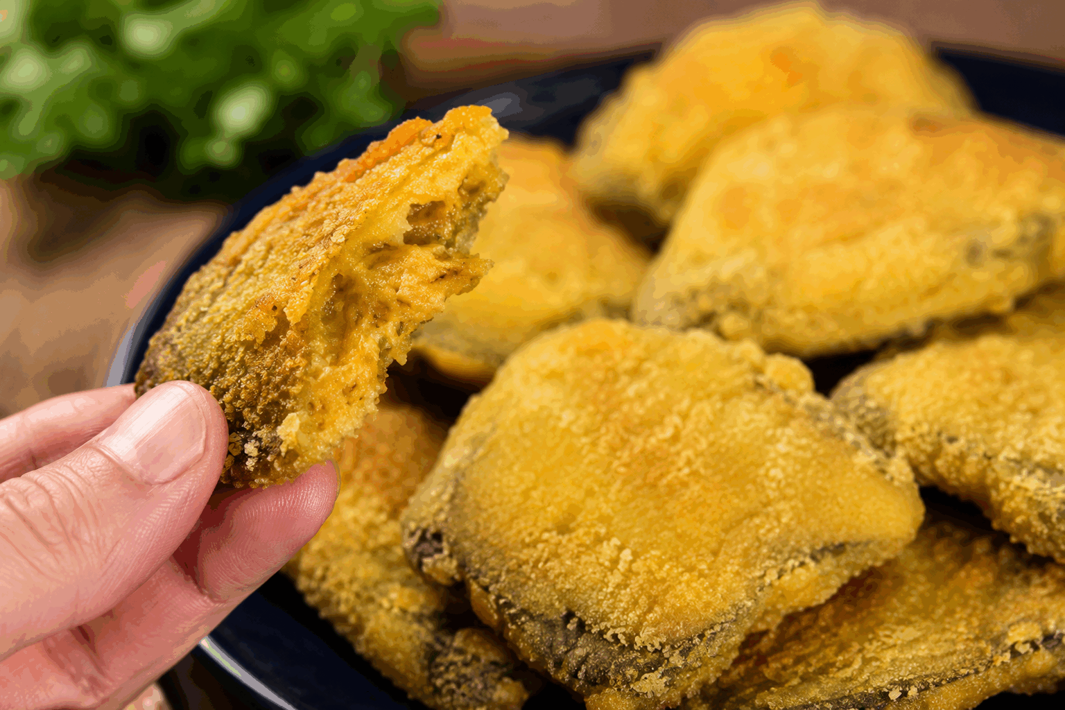 La recette secrète de ma grand-mère : des tartelettes à manger avec les mains 👌✨ Description Ces tartelettes croustillantes et fondantes sont un vrai délice à partager en toute simplicité. Faciles à manger sans couverts, elles allient une pâte sablée dorée à une garniture gourmande aux saveurs traditionnelles, idéales pour un goûter convivial ou un apéritif gourmand. Une recette transmise de génération en génération, pleine de douceur et de réconfort. Informations Temps de préparation : 30 minutes Temps de cuisson : 20 minutes Nombre de portions : 12 pièces Difficulté : Moyenne Ingrédients Pour la pâte sablée 250 g de farine 125 g de beurre froid 70 g de sucre glace 1 œuf 1 pincée de sel Pour la garniture 150 g de confiture de framboise (ou autre confiture de votre choix) 100 g d’amandes en poudre 50 g de sucre en poudre 1 blanc d'œuf Quelques amandes effilées pour la décoration Préparation Dans un grand saladier, mélange la farine, le sucre glace et le sel. Ajoute le beurre froid coupé en petits cubes et sable la pâte du bout des doigts jusqu’à obtenir une texture granuleuse. Incorpore l’œuf et amalgame rapidement la pâte sans trop la travailler. Forme une boule, enveloppe-la dans un film alimentaire et laisse reposer au frais pendant 30 minutes. Préchauffe le four à 180°C (thermostat 6). Abaisse la pâte sur un plan de travail légèrement fariné jusqu’à environ 3 mm d’épaisseur. Découpe 12 cercles à l’aide d’un emporte-pièce ou d’un verre. Place les cercles dans des moules à tartelettes beurrés ou sur une plaque recouverte de papier cuisson. Dans un bol, mélange la poudre d’amandes, le sucre en poudre et le blanc d’œuf jusqu’à obtenir une crème homogène. Étale une fine couche de confiture sur chaque fond de tartelette, puis recouvre avec la crème d’amandes. Dépose quelques amandes effilées sur le dessus. Enfourne pour 18 à 20 minutes, jusqu’à ce que les tartelettes soient dorées et croustillantes. Laisse refroidir avant de démouler délicatement pour pouvoir les déguster avec les mains sans qu’elles se cassent. Astuces Travaille la pâte rapidement pour éviter qu’elle ne chauffe et devienne collante. Si tu n’as pas de confiture, une compote de fruits peut très bien remplacer pour plus de douceur. Pour une texture encore plus fondante, ajoute un peu de crème fraîche dans la garniture aux amandes. Conserve les tartelettes dans une boîte hermétique à température ambiante, elles se dégustent dans les 2 jours. Service Servez ces petites tartelettes à l’apéritif, lors d’un goûter ou d’un brunch, accompagnées d’un thé ou d’un café. Leur format individuel et leur simplicité en font une gourmandise facile à partager entre amis ou en famille, parfaite pour les moments conviviaux où l’on aime manger avec les mains.