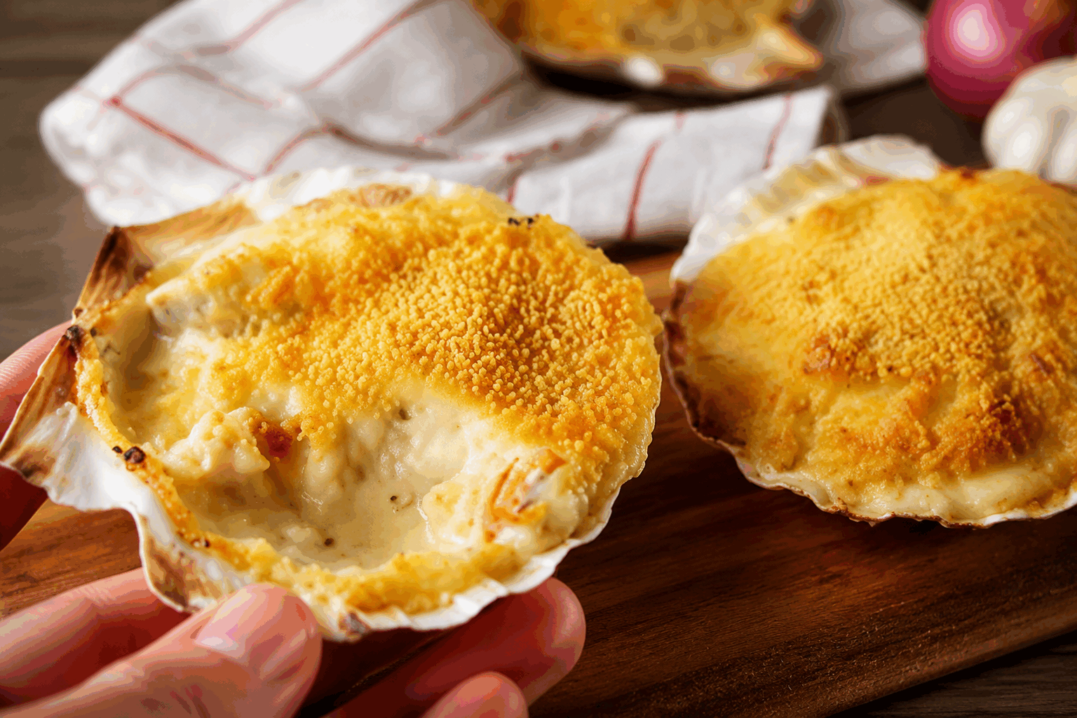 La recette secrète des coquilles St-Jacques crémeuses en moins de 10 minutes 😍👌 Description Voici une recette rapide et raffinée de coquilles Saint-Jacques à la sauce crémeuse, idéale pour un repas élégant en un temps record. Ce plat délicat offre une saveur subtile de la mer rehaussée par une sauce onctueuse et parfumée, parfaite pour impressionner sans passer des heures en cuisine. Informations Temps de préparation : 5 minutes Temps de cuisson : 5 minutes Nombre de portions : 4 personnes Difficulté : Facile Ingrédients Pour les coquilles St-Jacques 16 coquilles St-Jacques sans corail (environ 4 par personne) 1 cuillère à soupe d'huile d'olive 20 g de beurre Sel et poivre du moulin Pour la sauce crémeuse 20 cl de crème fraîche épaisse 1 échalote finement ciselée 10 cl de vin blanc sec 1 cuillère à café de jus de citron 1 pincée de noix de muscade râpée Poivre noir fraîchement moulu Préparation Rincez rapidement les coquilles St-Jacques et essuyez-les délicatement avec du papier absorbant. Salez et poivrez les deux faces. Faites chauffer l'huile d'olive et le beurre dans une poêle sur feu vif. Déposez les coquilles dans la poêle bien chaude et faites-les saisir 1 minute 30 de chaque côté sans les surcharger, elles doivent être légèrement dorées mais encore tendres à l’intérieur. Retirez les coquilles et réservez-les au chaud. Dans la même poêle, faites revenir l’échalote quelques secondes sans coloration. Déglacez avec le vin blanc et laissez réduire de moitié sur feu moyen. Ajoutez la crème fraîche, le jus de citron et la noix de muscade, puis laissez mijoter doucement 2 minutes jusqu'à ce que la sauce épaississe légèrement. Poivrez selon votre goût. Rectifiez l’assaisonnement si nécessaire, puis remettez les coquilles dans la poêle pour les réchauffer 30 secondes dans la sauce en les nappant bien. Astuces Ne cuisez pas trop les coquilles pour éviter qu'elles deviennent caoutchouteuses, 3 minutes maximum en tout suffisent. Utilisez un vin blanc sec et fruité pour parfumer la sauce sans qu’elle soit trop acide. Vous pouvez remplacer la crème fraîche épaisse par de la crème liquide entière pour une sauce plus légère. Séchez bien les coquilles avant cuisson pour obtenir une belle coloration et éviter l’eau dans la poêle. Service Servez les coquilles nappées de leur sauce crémeuse sur un lit de riz basmati ou de pommes de terre vapeur. Accompagnez d’un verre de vin blanc sec bien frais, comme un Muscadet ou un Chablis, pour un repas délicat et chic, parfait pour une occasion spéciale ou un dîner entre amis.