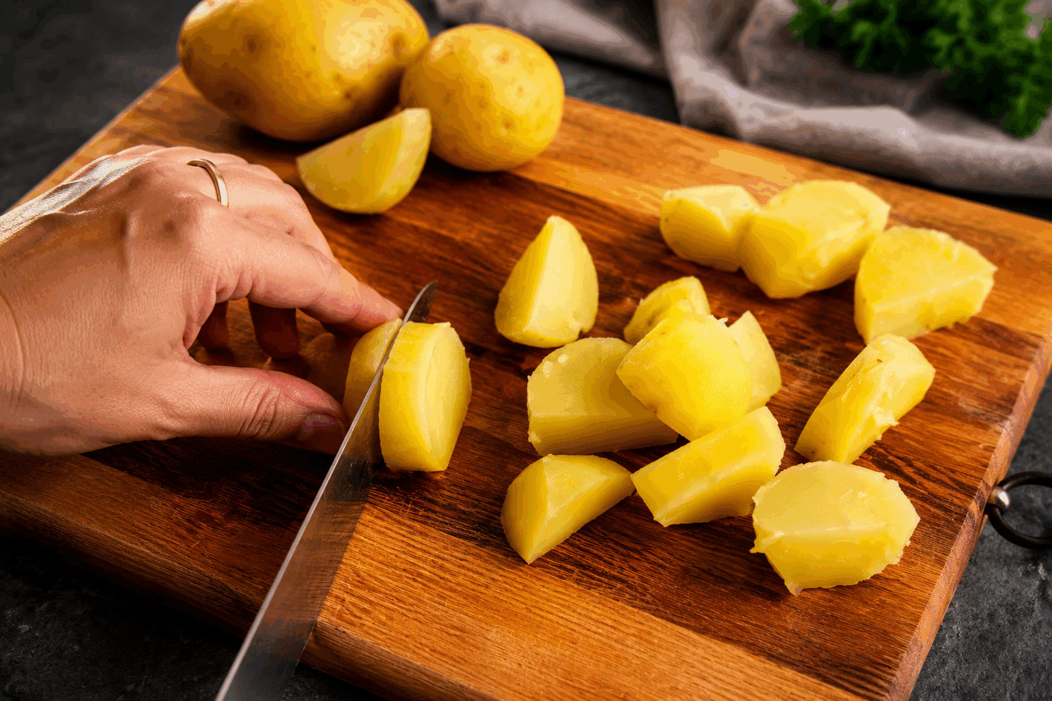 La salade campera en 5 minutes, le secret d’un été savoureux et léger 🔥 Description Cette salade campera est une explosion de fraîcheur et de saveurs en un temps record. Légère et colorée, elle marie légumes croquants, herbes aromatiques et une vinaigrette acidulée, parfaite pour les chaudes journées d'été. Idéale en entrée ou accompagnement, elle promet un repas savoureux et équilibré en seulement 5 minutes. Informations Temps de préparation : 5 minutes Temps de cuisson : 0 minute Nombre de portions : 4 personnes Difficulté : Facile Ingrédients Pour la salade 200 g de jeunes pousses de salade (mâche, roquette, épinards) 150 g de tomates cerises 1 petit poivron rouge 1 concombre moyen 50 g d’oignons nouveaux 100 g de maïs doux en boîte, égoutté 1 avocat mûr 2 cuillères à soupe de coriandre fraîche hachée Pour la vinaigrette 3 cuillères à soupe d’huile d’olive extra vierge 1 cuillère à soupe de jus de citron frais 1 cuillère à café de moutarde douce 1 cuillère à café de miel liquide Sel fin et poivre noir du moulin Préparation Lave soigneusement tous les légumes. Coupe les tomates cerises en deux, le poivron en petits dés sans les graines, et le concombre en demi-rondelles fines. Émince finement les oignons nouveaux et coupe l’avocat en dés en veillant à ne pas l’écraser. Dans un grand saladier, mélange délicatement les jeunes pousses, les légumes coupés, le maïs et la coriandre hachée. Prépare la vinaigrette en fouettant dans un bol l’huile d’olive, le jus de citron, la moutarde, le miel, le sel et le poivre jusqu’à obtenir une sauce homogène. Verse la vinaigrette sur la salade et mélange délicatement pour bien enrober tous les ingrédients sans les abîmer. Goûte et ajuste l’assaisonnement si nécessaire avant de servir immédiatement pour profiter de la fraîcheur optimale. Astuces Utilise un avocat bien mûr mais ferme pour éviter qu’il ne devienne pâteux dans la salade. Tu peux remplacer la coriandre par du basilic ou de la menthe pour varier les saveurs. Pour un peu de croquant, ajoute quelques graines de tournesol ou de pignons légèrement toastés. Si tu prépares la salade en avance, conserve la vinaigrette séparément et mélange juste avant de servir pour éviter que les feuilles ne s’affaissent. Service Servez la salade campera bien fraîche, accompagnée d’un pain grillé à l’ail ou d’un filet de poulet grillé pour un déjeuner léger et coloré. Parfaite pour les pique-niques, les repas estivaux ou en entrée gourmande lors d’un dîner convivial.