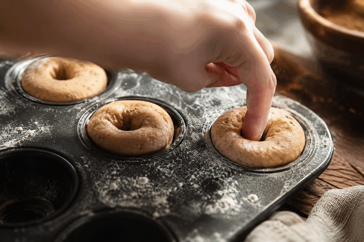 Le dessert au chocolat fondant prêt en 5 minutes qui va vous épater ! 🍫👌 Description Ce dessert au chocolat fondant est une gourmandise express idéale pour satisfaire une envie sucrée rapidement. Sa texture fondante et intense en chocolat ravira les amateurs de douceur et conviendra parfaitement en fin de repas ou pour une pause gourmande improvisée. Informations Temps de préparation : 2 minutes Temps de cuisson : 3 minutes Nombre de portions : 2 Difficulté : Facile Ingrédients Pour le fondant rapide 50 g de chocolat noir (70% minimum) 30 g de beurre 20 g de sucre 1 œuf 10 g de farine Une pincée de sel Préparation Fais fondre le chocolat et le beurre ensemble au micro-ondes par tranches de 30 secondes, en remuant entre chaque, jusqu’à obtenir un mélange lisse. Bats l’œuf avec le sucre et la pincée de sel dans un bol jusqu’à ce que le mélange blanchisse légèrement. Incorpore la farine au mélange œuf-sucre, puis ajoute le chocolat fondu, mélange bien. Verse la préparation dans deux ramequins individuels beurrés ou dans des moules adaptés. Cuire au micro-ondes à puissance maximale pendant 1 min 30 à 2 min selon la puissance de ton appareil : la surface doit être prise mais le cœur fondant. Laisse reposer 1 minute avant de servir pour éviter les brûlures et permettre au gâteau de se raffermir légèrement. Astuces Préfère un chocolat de bonne qualité pour un goût intense et une texture onctueuse. Ne surcharge pas la cuisson au micro-ondes, le dessert continue de cuire légèrement hors du four. Tu peux remplacer le beurre par de l’huile de coco pour un parfum différent. Serre le ramequin sur une assiette et utilise une petite cuillère pour mieux apprécier le cœur fondant. Service Sers ce fondant au chocolat encore tiède, accompagné d’une boule de glace vanille ou d’une cuillère de crème fraîche pour équilibrer l’intensité. Ce dessert express est parfait pour une envie gourmande de dernière minute ou pour impressionner sans passer des heures en cuisine.