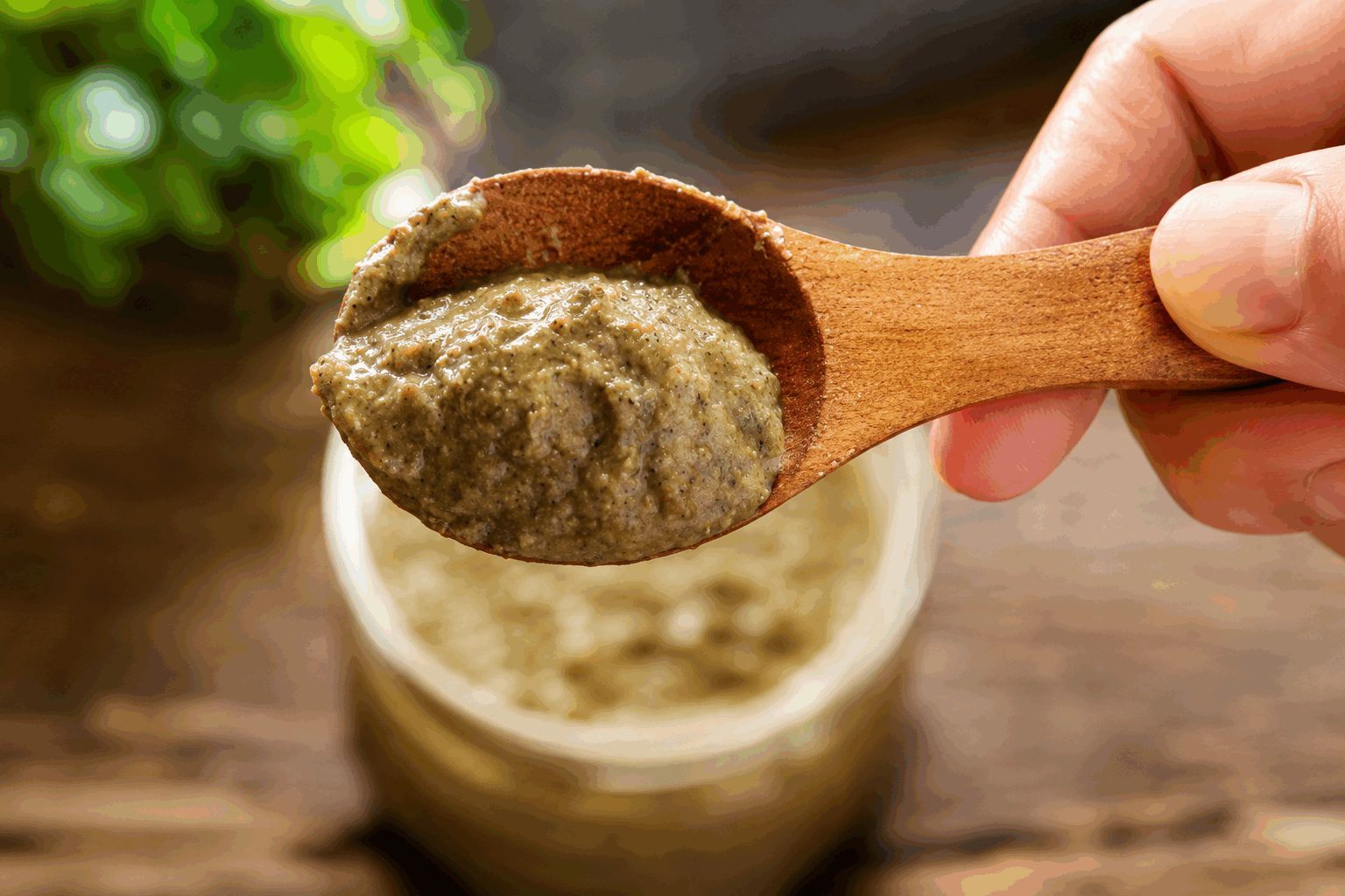 Le velouté anti-inflammatoire de grand-mère, prêt en 5 minutes et sans cuisson 🔥 Description Ce velouté frais et onctueux est une véritable alliée pour apaiser les inflammations grâce à ses ingrédients naturels puissants. Sans cuisson, il se prépare en un rien de temps et se déguste frais, idéal pour une entrée légère ou une collation saine. Inspiré des recettes traditionnelles de grand-mère, il combine saveurs douces et vertus bienfaisantes. Informations Temps de préparation : 5 minutes Temps de cuisson : 0 minute Nombre de portions : 4 Difficulté : Facile Ingrédients Pour le velouté 200 g de concombre pelé et épépiné 1 avocat mûr 1 petit morceau de curcuma frais (environ 2 cm) ou 1 cuillère à café de curcuma en poudre 1 cuillère à café de gingembre frais râpé 1 cuillère à soupe de jus de citron frais 200 ml de lait végétal (amande non sucré ou coco) 1 cuillère à soupe d’huile d’olive extra vierge 1 petite gousse d’ail (optionnelle) Sel fin, selon le goût Poivre noir fraîchement moulu, selon le goût Quelques feuilles de menthe fraîche pour la fraîcheur Préparation Coupe le concombre en gros morceaux après l’avoir pelé et épépiné. Coupe l’avocat en deux, retire le noyau et récupère la chair. Dans un blender, ajoute le concombre, l’avocat, le curcuma, le gingembre, le jus de citron, l’ail (si utilisé) et la moitié des feuilles de menthe. Verse le lait végétal et l’huile d’olive dans le blender. Mixe à haute vitesse jusqu’à obtenir une consistance lisse et onctueuse, environ 1 à 2 minutes. Goûte et ajuste l’assaisonnement avec le sel et le poivre, puis mixe brièvement de nouveau. Réfrigère 2 à 3 minutes si tu souhaites le servir très frais, sinon sers immédiatement. Astuces Pour un goût plus piquant, ajoute un petit piment frais ou quelques pincées de poivre de Cayenne. Le curcuma frais est préférable pour un maximum de bienfaits, mais la poudre fonctionne très bien si tu n’en as pas. Ce velouté peut se conserver au frais jusqu’à 24 heures dans une boîte hermétique, secoue bien avant de servir. Pour une version plus protéinée, ajoute une cuillère à soupe de graines de chanvre ou de protéine végétale en poudre au moment de mixer. Service Serre ce velouté dans des verrines ou des bols, décoré de quelques feuilles de menthe fraîche et d’un filet d’huile d’olive. Il accompagne parfaitement un déjeuner léger ou constitue une entrée saine lors d’un repas convivial. Parfait aussi en en-cas rafraîchissant par temps chaud ou comme boost anti-inflammatoire rapide à tout moment de la journée.