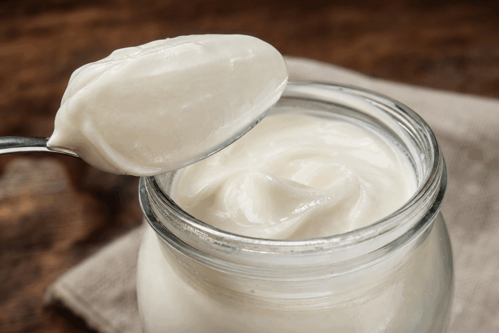 Mayonnaise vegan super onctueuse en 5 minutes, sans œufs ni prise de tête ! 🔥 Description Cette mayonnaise vegan est une alternative crémeuse, légère et savoureuse à la mayonnaise traditionnelle. Sans œufs, elle est idéale pour les personnes véganes ou allergiques, et se prépare en seulement 5 minutes. Parfaite pour accompagner des salades, des sandwichs ou des légumes croquants, elle apporte une touche gourmande et onctueuse à toutes vos recettes. Informations Temps de préparation : 5 minutes Temps de cuisson : 0 minute Nombre de portions : 6 Difficulté : Facile Ingrédients Pour la mayonnaise vegan 100 ml de lait de soja nature (non sucré) 150 ml d'huile de tournesol ou de colza neutre 1 cuillère à soupe de moutarde de Dijon 1 cuillère à soupe de vinaigre de cidre 1/2 cuillère à café de sel 1/4 cuillère à café de poivre blanc moulu 1 pincée de curcuma (facultatif, pour la couleur) Préparation Verse le lait de soja, la moutarde, le vinaigre de cidre, le sel, le poivre et le curcuma dans un bol étroit et profond. Commence à mixer avec un mixeur plongeant à vitesse moyenne tout en versant lentement l’huile en un filet continu. Poursuis le mixage jusqu’à obtenir une texture ferme, onctueuse et homogène, similaire à une mayonnaise classique. Goûte et ajuste l’assaisonnement en ajoutant un peu plus de sel, de moutarde ou de vinaigre selon tes préférences. Réfrigère au minimum 30 minutes avant utilisation pour que les saveurs se développent bien. Astuces Utilise un lait de soja nature non sucré et non aromatisé pour éviter un goût étrange. Verse l’huile très lentement lors du mixage pour éviter que la sauce ne tranche. Si la mayonnaise est trop liquide, ajoute un peu plus d’huile ou un petit morceau de tofu soyeux pour épaissir. Conserve ta mayonnaise vegan au réfrigérateur dans un récipient hermétique jusqu’à 3 jours. Service Sers cette mayonnaise vegan en accompagnement de frites croustillantes, de légumes grillés ou dans des sandwichs gourmands. Elle est aussi parfaite comme base pour des sauces froides, des dips ou des vinaigrettes crémeuses lors d’un pique-nique ou d’un repas convivial entre amis.