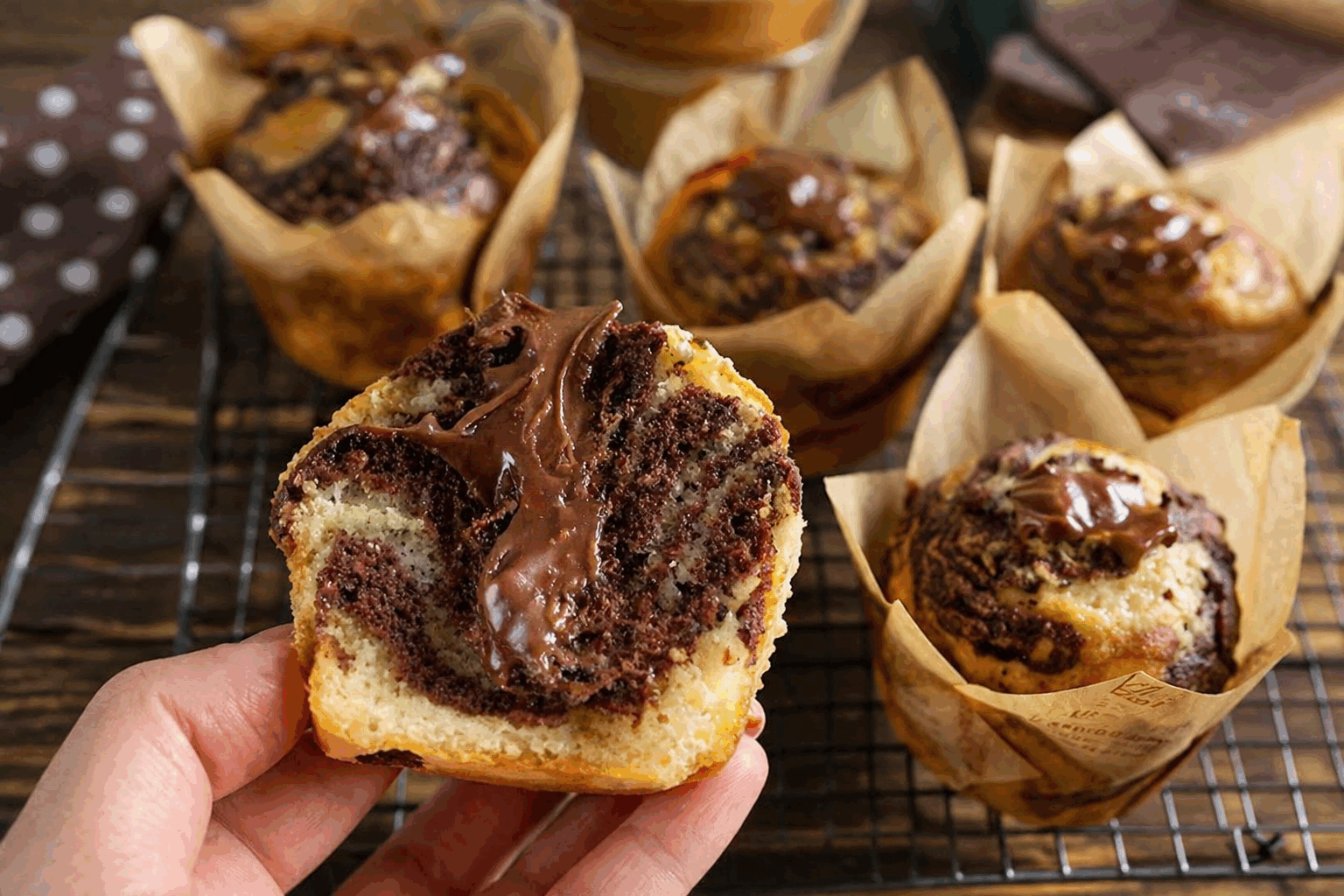 Muffins marbrés fourrés au chocolat, prêts en 15 minutes et irrésistibles 👌 Description Ces muffins marbrés allient la douceur de la pâte vanillée et l’intensité du chocolat avec un cœur fondant au chocolat noir. Faciles et rapides à réaliser, ils sont parfaits pour un goûter gourmand ou une pause sucrée improvisée. Leur marbrage élégant donne une jolie présentation qui émerveillera petits et grands. Informations Temps de préparation : 10 minutes Temps de cuisson : 15 minutes Nombre de portions : 12 muffins Difficulté : Facile Ingrédients Pour la pâte 200 g de farine 150 g de sucre en poudre 1 sachet de levure chimique (environ 11 g) 2 œufs 100 ml de lait entier 80 ml d’huile neutre (tournesol ou colza) 1 cuillère à café d’extrait de vanille 1 pincée de sel Pour la pâte au chocolat 30 g de cacao en poudre non sucré 2 cuillères à soupe de lait Pour la garniture 12 carrés de chocolat noir (ou pépites de chocolat) Préparation Préchauffe le four à 180°C (chaleur statique de préférence) et prépare un moule à muffins avec des caissettes en papier ou un léger graissage. Dans un grand saladier, mélange la farine, le sucre, la levure chimique et la pincée de sel. Dans un autre bol, bats les œufs avec le lait, l’huile et l’extrait de vanille jusqu’à obtenir un mélange homogène. Verse les ingrédients liquides dans les ingrédients secs et mélange délicatement avec une maryse jusqu’à obtenir une pâte lisse. Préleve environ 1/3 de la pâte, verse-la dans un petit bol et incorpore le cacao en poudre tamisé ainsi que les 2 cuillères à soupe de lait. Mélange bien pour une pâte chocolatée homogène. Remplis les moules en alternant des cuillerées de pâte nature et de pâte chocolatée afin de créer un effet marbré. Évite de trop mélanger pour ne pas perdre le motif. Enfonce un carré de chocolat au centre de chaque muffin puis recouvre légèrement avec un peu de pâte marbrée. Enfourne et laisse cuire 15 minutes. Vérifie la cuisson avec la pointe d’un couteau : elle doit ressortir sèche. Sors les muffins du four, laisse-les tiédir 5 minutes avant de les démouler et de les déguster. Astuces Pour un cœur encore plus fondant, utilise un carré de chocolat praliné ou caramel. Veille à ne pas trop mélanger la pâte une fois les ingrédients combinés pour garder des muffins légers et moelleux. Si tu n’as pas de cacao en poudre, remplace-le par 50 g de chocolat fondu refroidi dans la pâte au chocolat. Conserve les muffins dans une boîte hermétique pour préserver leur moelleux plusieurs jours. Service Ces muffins marbrés sont parfaits pour un goûter avec un verre de lait, un café ou un thé. Présente-les sur un joli plat à muffins pour un effet gourmand et appétissant. Ils conviennent aussi très bien pour un pique-nique ou à emporter pour une pause sucrée rapide.