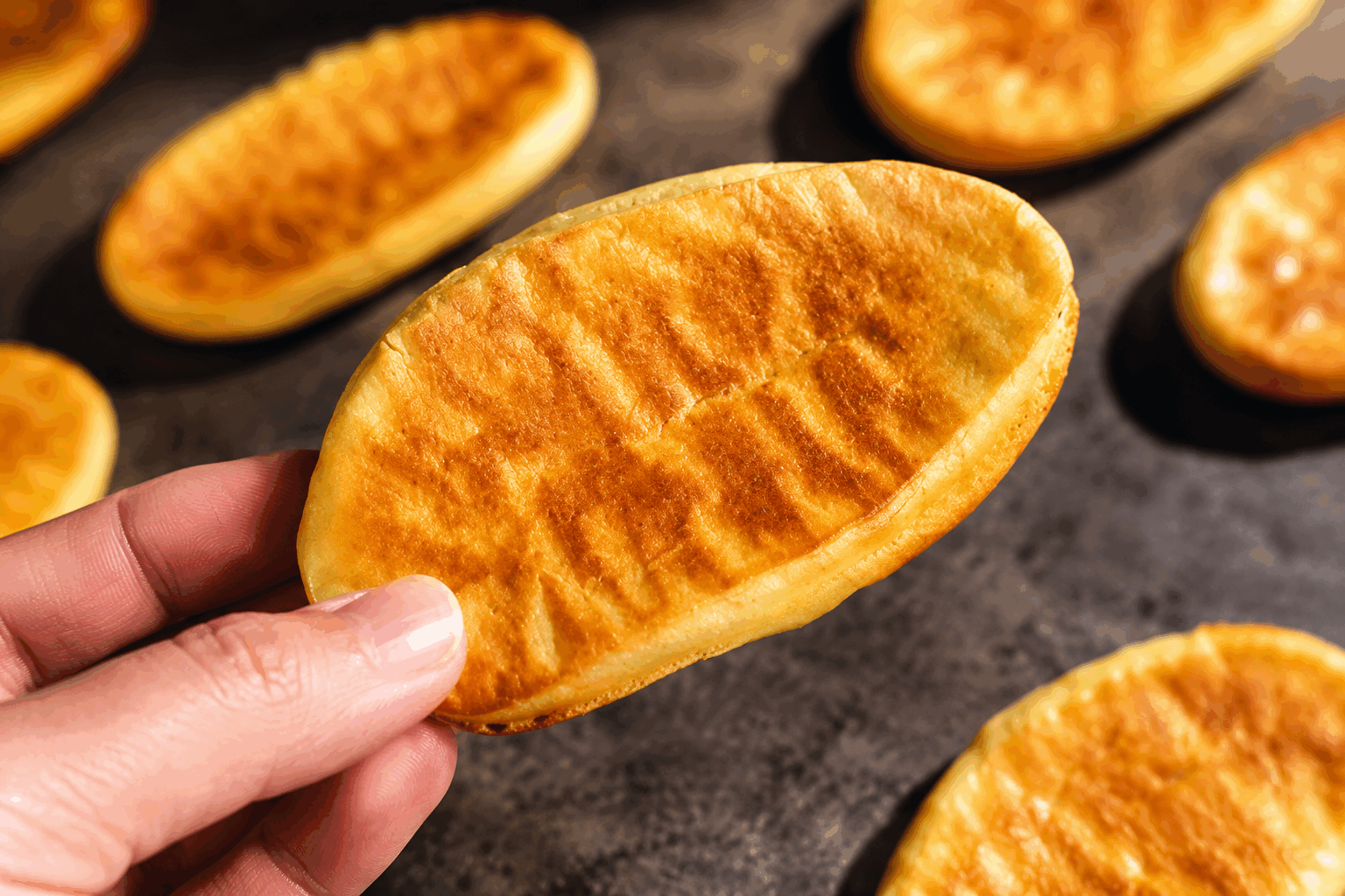 Pain maison en 5 minutes sans farine ni levure, seulement 3 ingrédients simples 🔥 Description Découvrez une recette innovante et rapide pour préparer un pain moelleux et savoureux sans utiliser de farine ni de levure. Ce pain alternatif à base de trois ingrédients simples est parfait pour les moments où vous manquez de temps ou d’ingrédients classiques. Idéal pour un encas express ou une base accompagnant vos repas, il surprendra par sa texture et son goût. Informations Temps de préparation : 5 minutes Temps de cuisson : 10 minutes Nombre de portions : 2 pièces Difficulté : Facile Ingrédients Pour le pain 4 œufs 120 g de fromage blanc (ou yaourt nature épais) 60 g de poudre d’amandes 1 pincée de sel Préparation Préchauffe le four à 180°C (thermostat 6). Dans un saladier, bats les œufs avec le sel jusqu’à obtenir un mélange mousseux et homogène. Incorpore ensuite le fromage blanc et mélange bien pour obtenir une pâte lisse. Ajoute la poudre d’amandes progressivement en remuant délicatement pour bien l’incorporer sans trop travailler la pâte. Verse la pâte dans deux petits moules à cake en silicone ou dans des ramequins huilés pour un démoulage facile. Enfourne et laisse cuire environ 10 minutes, jusqu’à ce que le dessus soit doré et que le pain soit ferme au toucher. Laisse refroidir quelques minutes avant de démouler puis déguste chaud ou tiède. Astuces Pour une version sans lactose, remplace le fromage blanc par un yaourt au soja nature. Ajoute des herbes fraîches hachées (persil, ciboulette) ou des épices pour varier les saveurs. Ne remue pas trop la pâte après l’ajout de la poudre d’amandes pour garder une texture légère. Consomme ce pain rapidement ou conserve-le au réfrigérateur dans une boîte hermétique pour garder sa fraîcheur. Service Servez ce pain maison tiède accompagné d’un velouté de légumes ou d’une salade fraîche. Il peut aussi être tranché et grillé pour accompagner des tartinades, du fromage ou des charcuteries lors d’un apéritif gourmet. Parfait pour une collation saine et rapide toute la semaine.