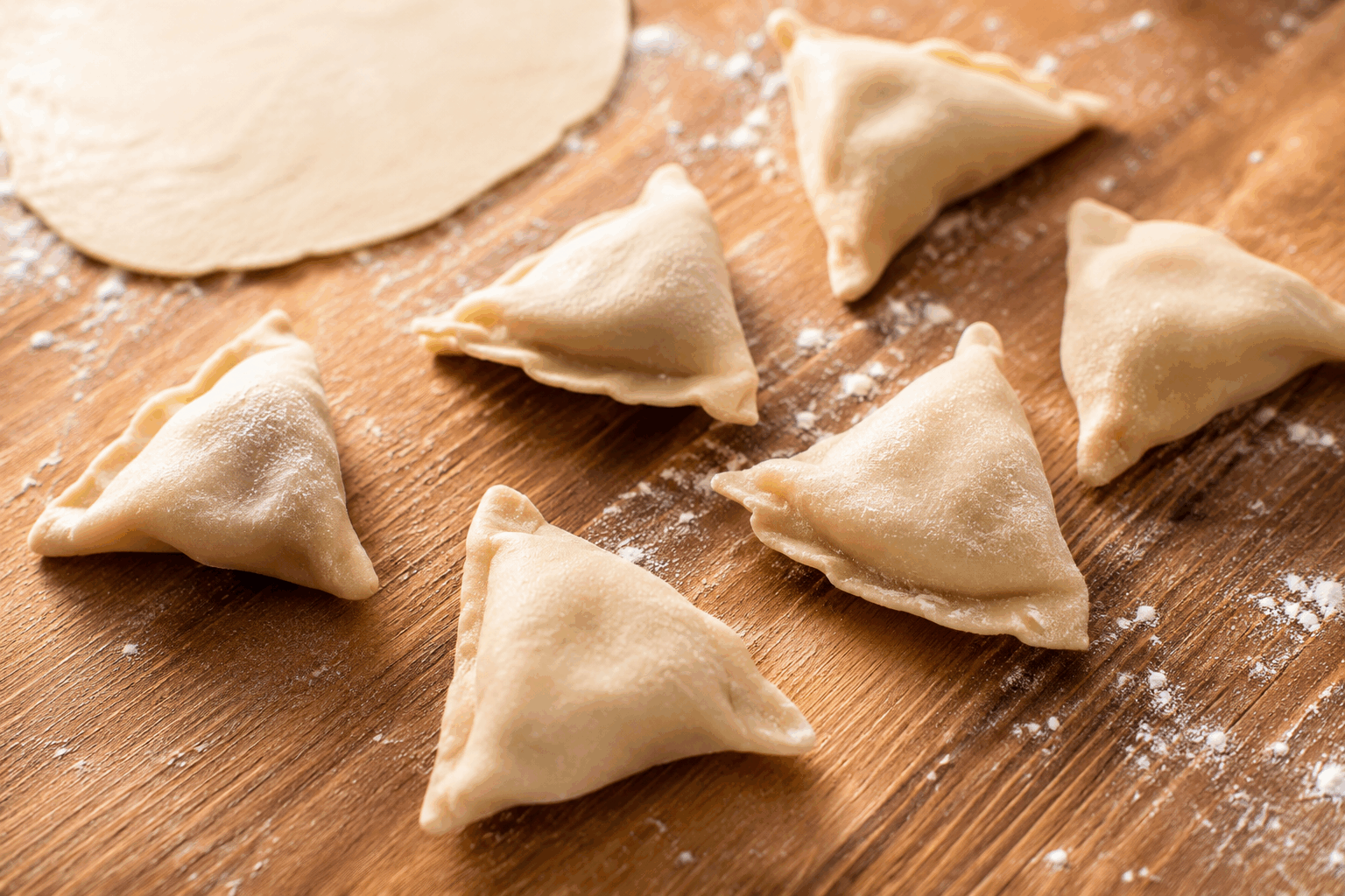 Pâte à samoussa maison en 10 minutes, la recette facile pour tous les gourmands 🔥 Description Cette pâte à samoussa maison est rapide à préparer et idéale pour réussir de délicieux samoussas croustillants. Fine et souple, elle enveloppe parfaitement toutes sortes de garnitures savoureuses, sucrées ou salées. Cette recette simple convient à tous les amateurs de cuisine rapide et gourmande. Informations Temps de préparation : 10 minutes Temps de cuisson : 10 à 15 minutes (selon la méthode de cuisson) Nombre de portions : environ 20 feuilles de pâte Difficulté : Facile Ingrédients Pour la pâte à samoussa 250 g de farine de blé 4 cuillères à soupe d’huile végétale (tournesol ou arachide) 120 ml d’eau tiède 1/2 cuillère à café de sel 1 pincée de curcuma (optionnel, pour la couleur) Préparation Dans un grand saladier, mélange la farine, le sel et le curcuma si utilisé. Ajoute l’huile puis commence à incorporer l’eau tiède petit à petit en mélangeant avec une cuillère en bois ou à la main. Pétris la pâte sur un plan de travail fariné pendant environ 5 minutes jusqu’à obtenir une texture lisse, souple et non collante. Forme une boule, couvre-la d’un linge propre et laisse-la reposer 5 minutes pour détendre la pâte et faciliter le façonnage. Divise la pâte en 20 portions égales, puis étale chaque portion en un cercle fin d’environ 15 cm de diamètre. Découpe chaque cercle en deux demi-cercles — ils serviront à former les samoussas en pliant et en scellant les bords autour de la garniture. Astuces Utilise de l’eau tiède pour faciliter l’activation du gluten et obtenir une pâte plus souple. Si la pâte colle trop, saupoudre légèrement de farine mais sans en abuser pour garder souplesse et finesse. Pour sceller les bords des samoussas, humidifie légèrement la pâte avec un pinceau d’eau avant de plier. Tu peux conserver la pâte enveloppée dans un film plastique au réfrigérateur pendant 24 heures. Service Utilise cette pâte pour préparer des samoussas fourrés de légumes, viande hachée, poulet ou même des versions sucrées. Fais-les frire dans l’huile chaude jusqu’à ce qu’ils soient dorés et croustillants, ou propose-les cuits au four pour une version plus légère. Ce plat est parfait à partager en apéritif, en entrée ou lors d’un repas convivial entre amis ou en famille.