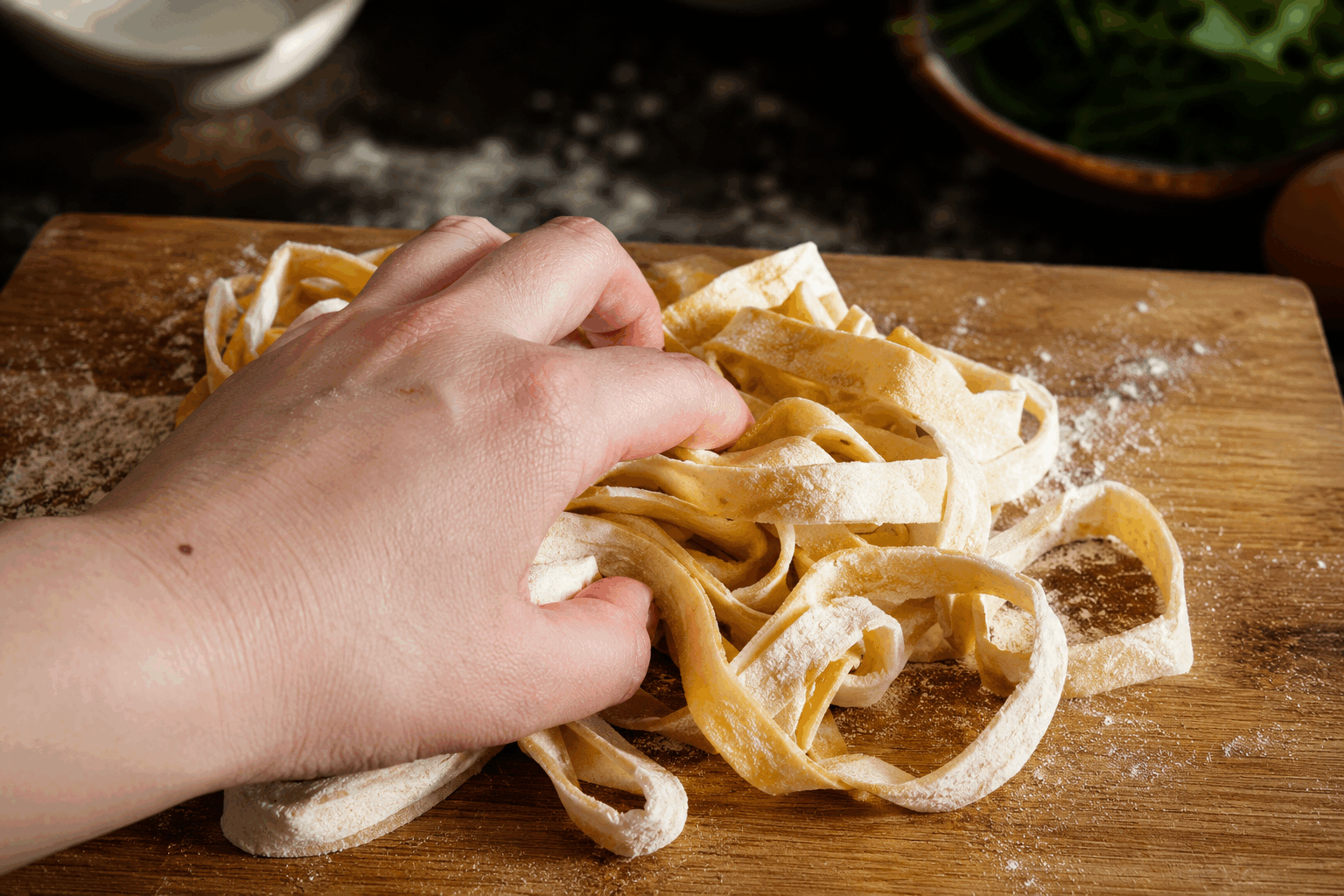 Pâtes maison prêtes en 5 minutes, la recette rapide qui bluffe tout le monde 👌🍄 Description Cette recette express de pâtes maison combine rapidité et saveur pour un résultat bluffant. En seulement 5 minutes, obtenez des pâtes fraîchement préparées, accompagnées d’une sauce onctueuse aux champignons. Parfaite pour un repas improvisé mais gourmand, elle ravira tous les amateurs de cuisine simple et efficace. Informations Temps de préparation : 3 minutes Temps de cuisson : 5 minutes Nombre de portions : 2 personnes Difficulté : Facile Ingrédients Pour les pâtes maison express 100 g de farine de blé T45 1 œuf moyen 1 pincée de sel Pour la sauce aux champignons 150 g de champignons de Paris frais 1 gousse d’ail 10 ml d’huile d’olive 50 ml de crème fraîche légère Sel et poivre du moulin Quelques brins de persil frais Préparation Préparez la pâte : versez la farine et la pincée de sel dans un saladier. Creusez un puits au centre et cassez-y l’œuf. Mélangez rapidement la farine et l’œuf avec une fourchette, puis pétrissez à la main pendant 1 à 2 minutes jusqu’à obtenir une pâte lisse et homogène. Étalez la pâte finement à l’aide d’un rouleau à pâtisserie sur un plan fariné, puis découpez des bandes d’environ 5 mm de large, à la forme de tagliatelles. Faites bouillir une grande casserole d’eau salée. Plongez les pâtes fraîches et faites-les cuire 2 minutes environ, jusqu’à ce qu’elles remontent à la surface. Pendant ce temps, nettoyez et émincez les champignons. Faites chauffer l’huile d’olive dans une poêle et faites revenir l’ail haché 1 minute sans coloration. Ajoutez les champignons, faites sauter 2 à 3 minutes à feu vif, puis incorporez la crème fraîche. Salez, poivrez et laissez réduire 1 minute. Égouttez les pâtes et mélangez-les rapidement à la sauce aux champignons. Parsemez de persil ciselé avant de servir. Astuces Pensez à fariner légèrement la pâte avant la découpe pour éviter qu’elle ne colle. Pour gagner encore plus de temps, vous pouvez préparer la pâte à l’avance et la conserver filmée au réfrigérateur. Variez les champignons selon la saison : cèpes ou girolles apporteront une touche raffinée. Si vous n’avez pas de crème fraîche, une cuillère à soupe de mascarpone ou de fromage frais fera merveille. Service Servez ces pâtes maison en plat unique accompagné d’une salade verte croquante. Ce plat rapide est idéal pour un dîner express ou un déjeuner léger mais savoureux.