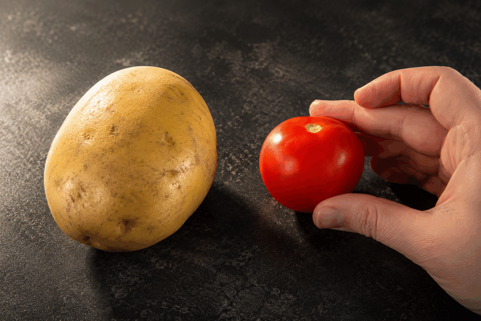 Seulement 3 ingrédients pour un plat rapide et délicieux qui va vous surprendre 😋 Description Ce plat minimaliste allie simplicité et saveurs intenses grâce à une sélection réduite d'ingrédients de qualité. Parfait pour les soirs où vous manquez de temps, il surprendra vos papilles avec son équilibre simple et gourmand. Idéal pour un repas express, mais chaleureux. Informations Temps de préparation : 5 minutes Temps de cuisson : 10 minutes Nombre de portions : 2 personnes Difficulté : Facile Ingrédients Ingrédients principaux 200 g de pâtes (penne, spaghetti ou fusilli) 150 g de tomates cerises 100 g de mozzarella di bufflonne Optionnel : sel, poivre, huile d'olive Préparation Fais bouillir une grande casserole d’eau salée et cuis les pâtes selon les indications du paquet (environ 8 minutes) jusqu’à ce qu’elles soient al dente. Pendant ce temps, lave et coupe les tomates cerises en deux. Égoutte les pâtes en réservant une louche d’eau de cuisson. Remets les pâtes dans la casserole hors du feu, ajoute les tomates, la mozzarella coupée en morceaux, un filet d’huile d’olive et mélange délicatement. Si la préparation semble un peu sèche, ajoute une cuillère à soupe d’eau de cuisson réservée pour lier le tout. Poivre à votre goût et rectifie le sel si nécessaire. Sers immédiatement pour profiter de la mozzarella fondante. Astuces Utilise des tomates bien mûres pour un goût sucré et intense. Privilégie une mozzarella de qualité pour fondre sans dessécher le plat. Tu peux ajouter un peu de basilic frais pour une touche aromatique supplémentaire. Réchauffe doucement si besoin, mais évite une cuisson trop prolongée pour ne pas perdre la texture de la mozzarella. Service Sers ce plat accompagné d’une salade verte assaisonnée d’huile d’olive et de vinaigre balsamique. Très simple et rapide, il conviendra parfaitement à un dîner en semaine ou à un déjeuner léger et savoureux.