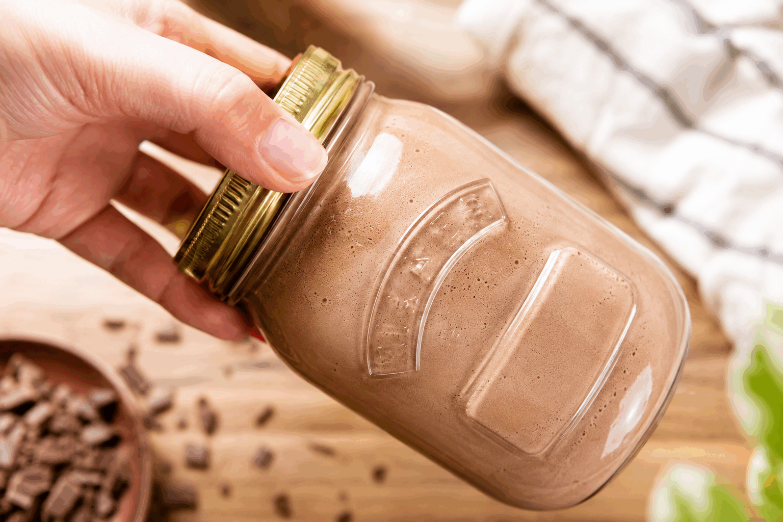 Une glace maison ultra crémeuse en 5 minutes, dans un simple bocal 🔥 Description Cette recette rapide et simple permet de préparer une glace onctueuse et savoureuse en seulement cinq minutes, sans sorbetière. Réalisée dans un bocal, elle offre une texture ultra crémeuse grâce à l’absence de cristaux de glace. Idéale pour une pause gourmande improvisée ou un dessert frais et léger en été. Informations Temps de préparation : 5 minutes Temps de cuisson : 0 minute Nombre de portions : 2 personnes Difficulté : Facile Ingrédients Pour la glace vanille ultra crémeuse 200 ml de crème liquide entière (minimum 30% de matière grasse) 150 g de lait concentré sucré 1 cuillère à café d’extrait de vanille ou 1 gousse de vanille 1 pincée de sel Préparation Verse la crème liquide, le lait concentré sucré, la vanille et la pincée de sel dans un bocal avec un couvercle hermétique. Ferme bien le bocal et secoue-le vigoureusement pendant environ 5 minutes. La préparation épaissira et deviendra onctueuse. Ouvre le bocal, vérifie la consistance : la glace doit être crémeuse et légèrement ferme. Si tu souhaites une texture plus ferme, place-la au congélateur 10 à 15 minutes avant de servir. Déguste immédiatement ou conserve le bocal fermé au congélateur pour une glace plus ferme. Pense à sortir la glace 5 minutes avant de la déguster pour la rendre plus facile à servir. Astuces Utilise toujours de la crème liquide entière bien froide pour obtenir une meilleure texture. Ajoute des morceaux de fruits, des pépites de chocolat ou du caramel dans le bocal avant de secouer pour varier les plaisirs. Secoue énergiquement le bocal pour bien intégrer l’air et éviter la formation de cristaux de glace. Pour une version sans lactose, remplace la crème par une crème végétale épaisse (coco, amande). Service Sers cette glace maison dans des coupelles individuelles, accompagnée de fruits frais, de biscuits croquants ou d’un coulis au choix. Elle est parfaite en dessert après un repas léger ou en goûter rapide et gourmand.