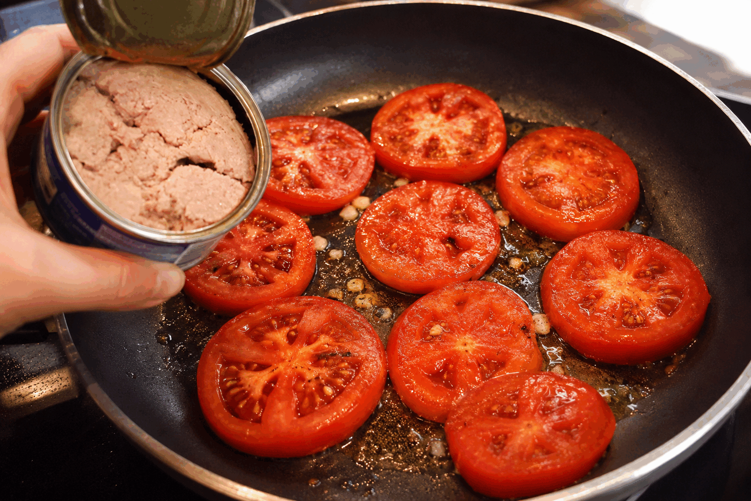 Une recette express de salade tomate-thon en 5 minutes qui va vous surprendre 😋 Description Cette salade tomate-thon est un plat frais, rapide et savoureux, idéal pour les journées pressées ou les repas légers. Le mariage des tomates juteuses et du thon délicatement assaisonné révèle des saveurs simples mais pleines de caractère. Parfaite en entrée ou en plat principal, elle apporte fraîcheur et gourmandise en seulement 5 minutes. Informations Temps de préparation : 5 minutes Temps de cuisson : 0 minute Nombre de portions : 2 personnes Difficulté : Facile Ingrédients Pour la salade 3 tomates mûres de taille moyenne (environ 300 g) 1 boîte de thon au naturel (140 g égoutté) 1 petit oignon rouge 10 olives noires dénoyautées 1 cuillère à soupe de câpres (optionnel) 4 cuillères à soupe d’huile d’olive extra vierge 1 cuillère à soupe de jus de citron frais Sel fin et poivre du moulin Quelques feuilles de basilic frais ou de persil pour garnir Préparation Rince les tomates, sèche-les puis coupe-les en petits dés réguliers. Égoutte soigneusement le thon puis émiette-le à la fourchette dans un grand saladier. Pèle et cisèle finement l’oignon rouge. Ajoute-le au thon. Coupe les olives en rondelles et ajoute-les ainsi que les câpres si tu en utilises. Verse l’huile d’olive et le jus de citron sur la préparation, sale légèrement et poivre selon ton goût. Mélange délicatement tous les ingrédients pour bien répartir la sauce sans écraser les tomates. Goûte et ajuste l’assaisonnement en sel et citron si nécessaire. Décore avec quelques feuilles de basilic ou de persil frais avant de servir. Astuces Privilégie des tomates bien mûres et fermes pour une meilleure tenue et une saveur optimale. Si tu n’aimes pas l’oignon cru, remplace-le par de la ciboulette ou du blanc de poireau finement émincé. Pour une texture plus fondante, ajoute un filet de vinaigre balsamique blanc ou un peu de moutarde douce dans la vinaigrette. Conserve cette salade au frais et consomme-la dans les 2 heures pour éviter que les tomates ne rendent trop d’eau. Service Serre cette salade fraîche en entrée légère ou accompagne-la de pain toasté et d’un verre de vin blanc frais. Elle est parfaite pour un déjeuner rapide, un pique-nique improvisé ou même un dîner d’été simple et agréable.